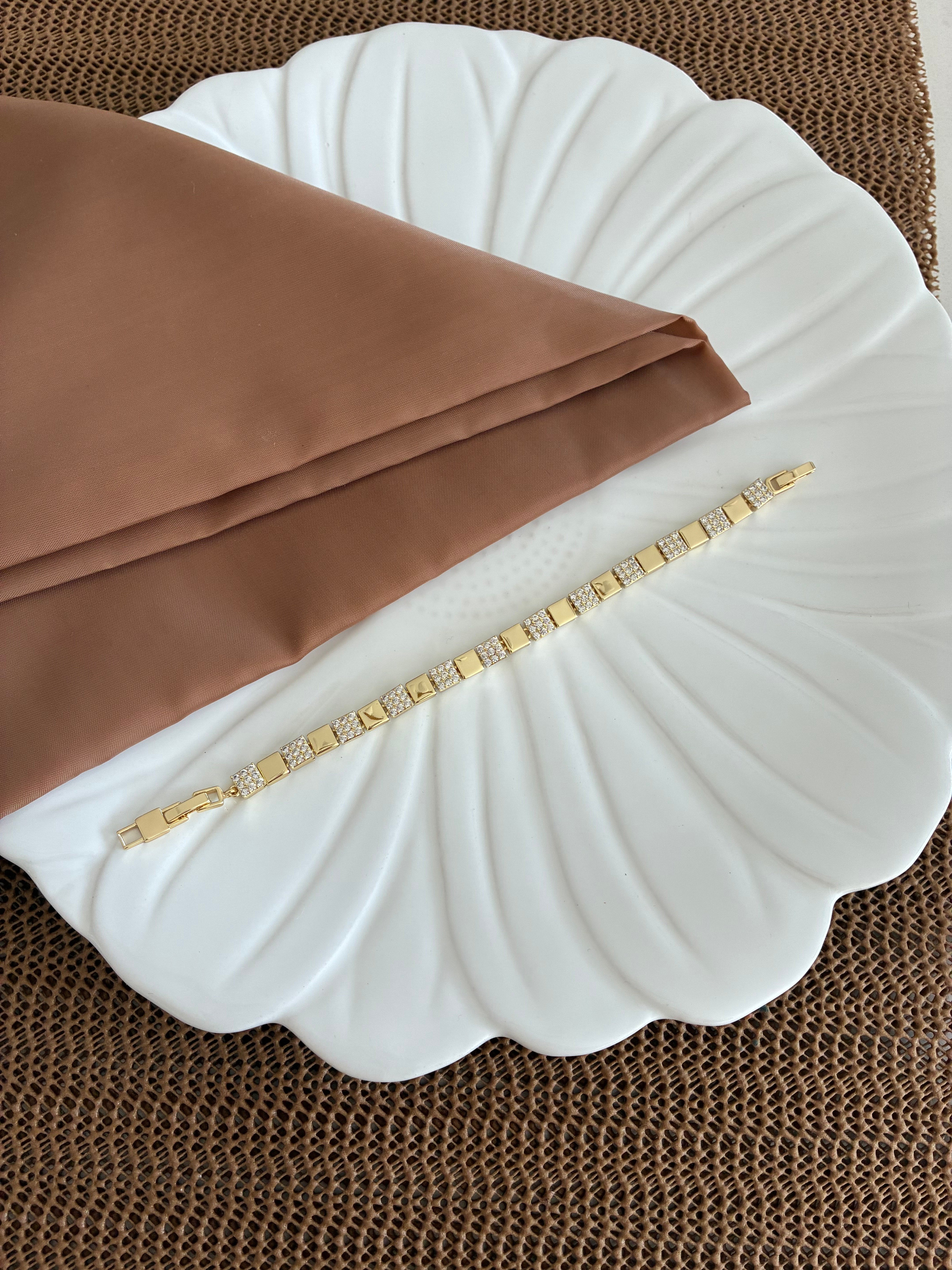 Vip Gold Zirkon Taşlı Plaka Büyük Kare Sıralı Bileklik