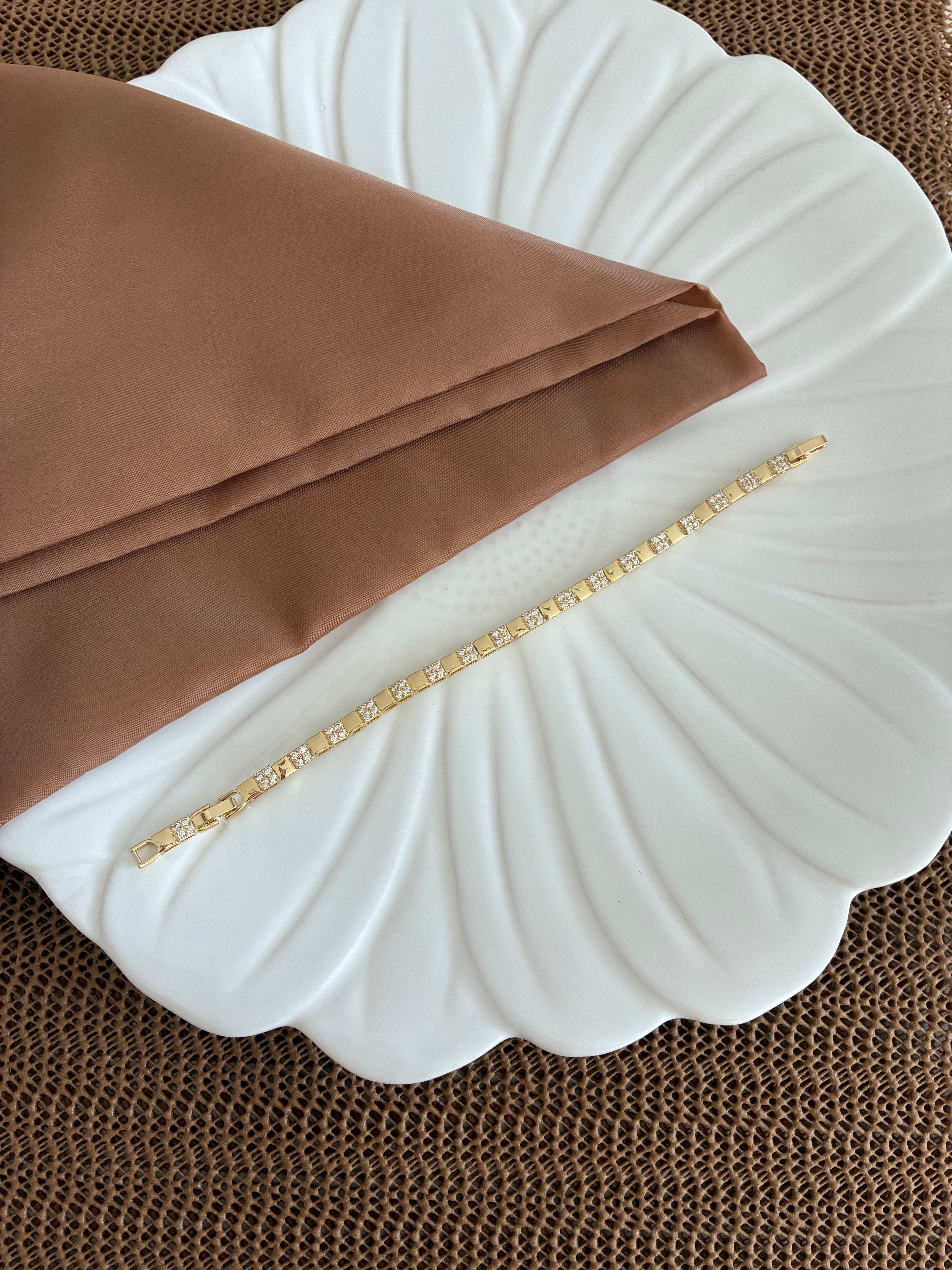 Vip Gold Zirkon Taşlı Plaka Küçük Kare Sıralı Bileklik