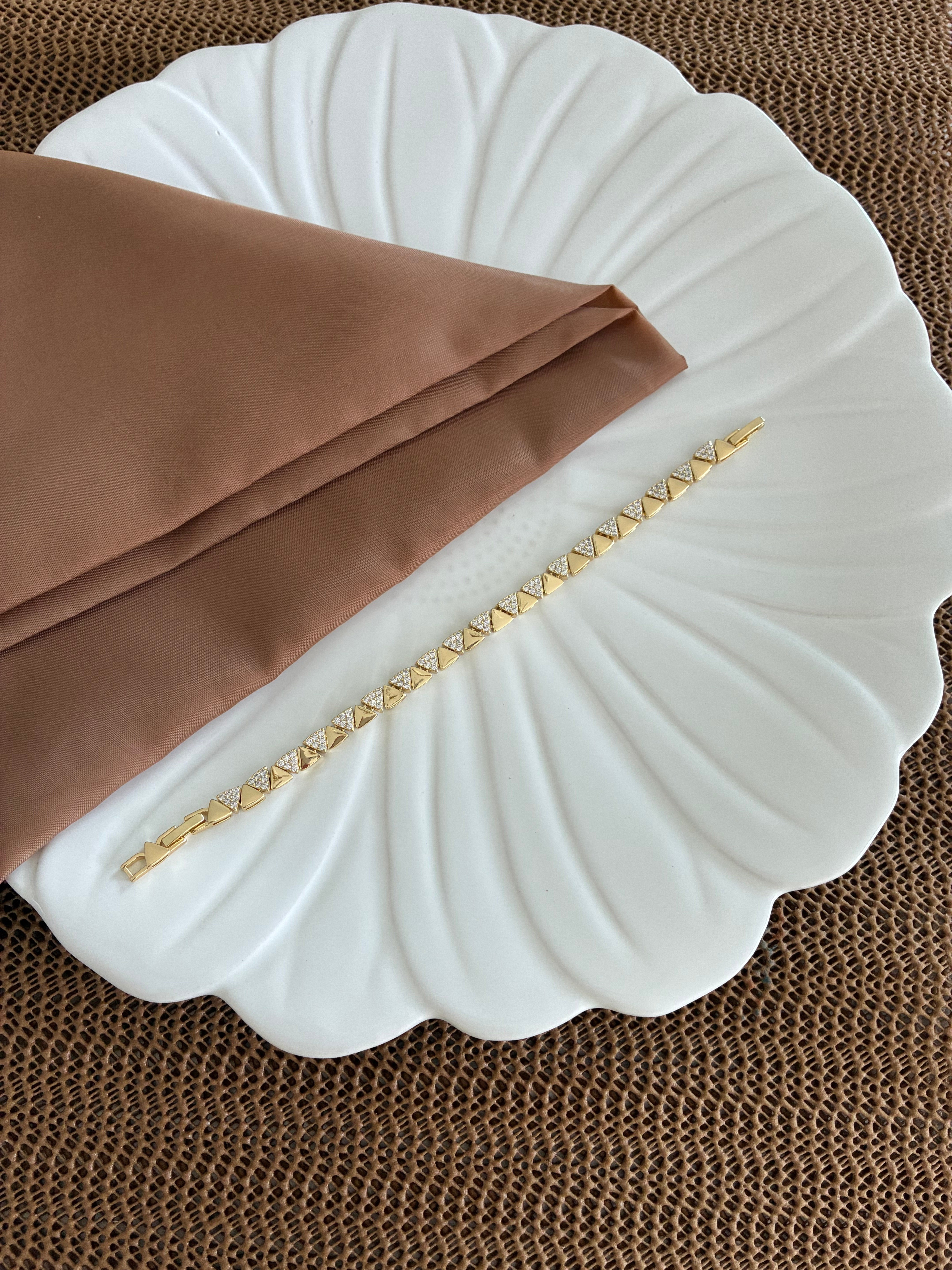 Vip Gold Zirkon Taşlı Plaka Üçgen Sıralı Bileklik