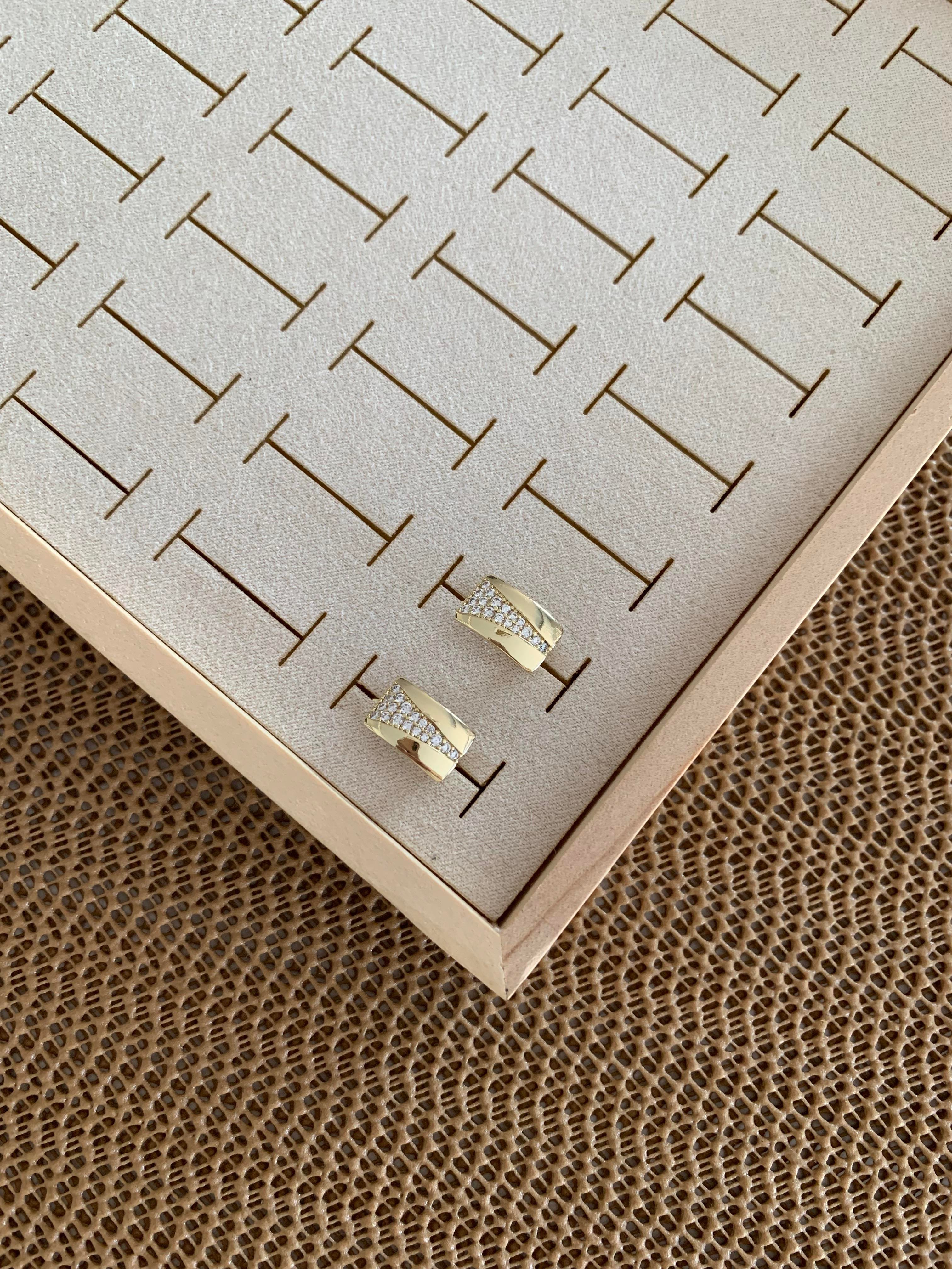 Vip Gold Zirkon Taşlı Plaka V Detaylı U Küpe