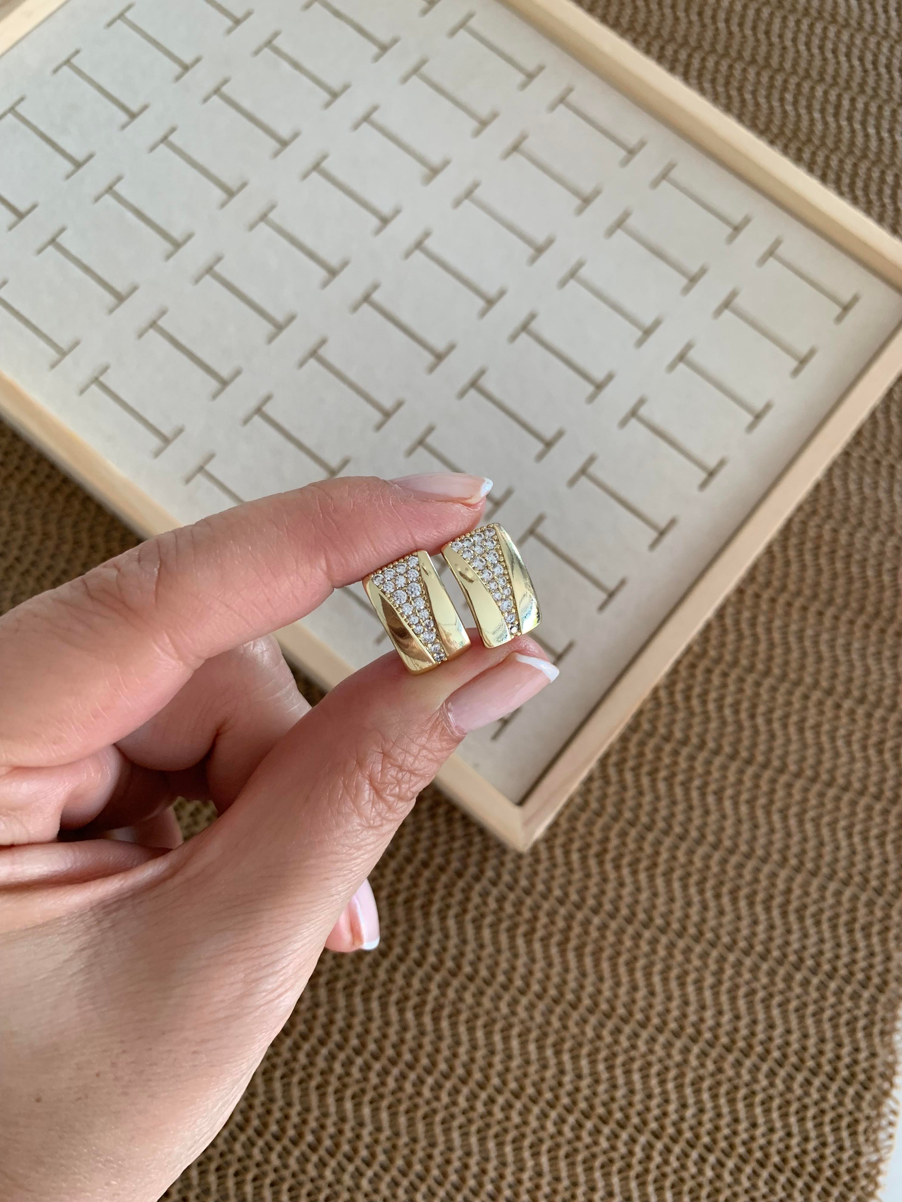 Vip Gold Zirkon Taşlı Plaka V Detaylı U Küpe