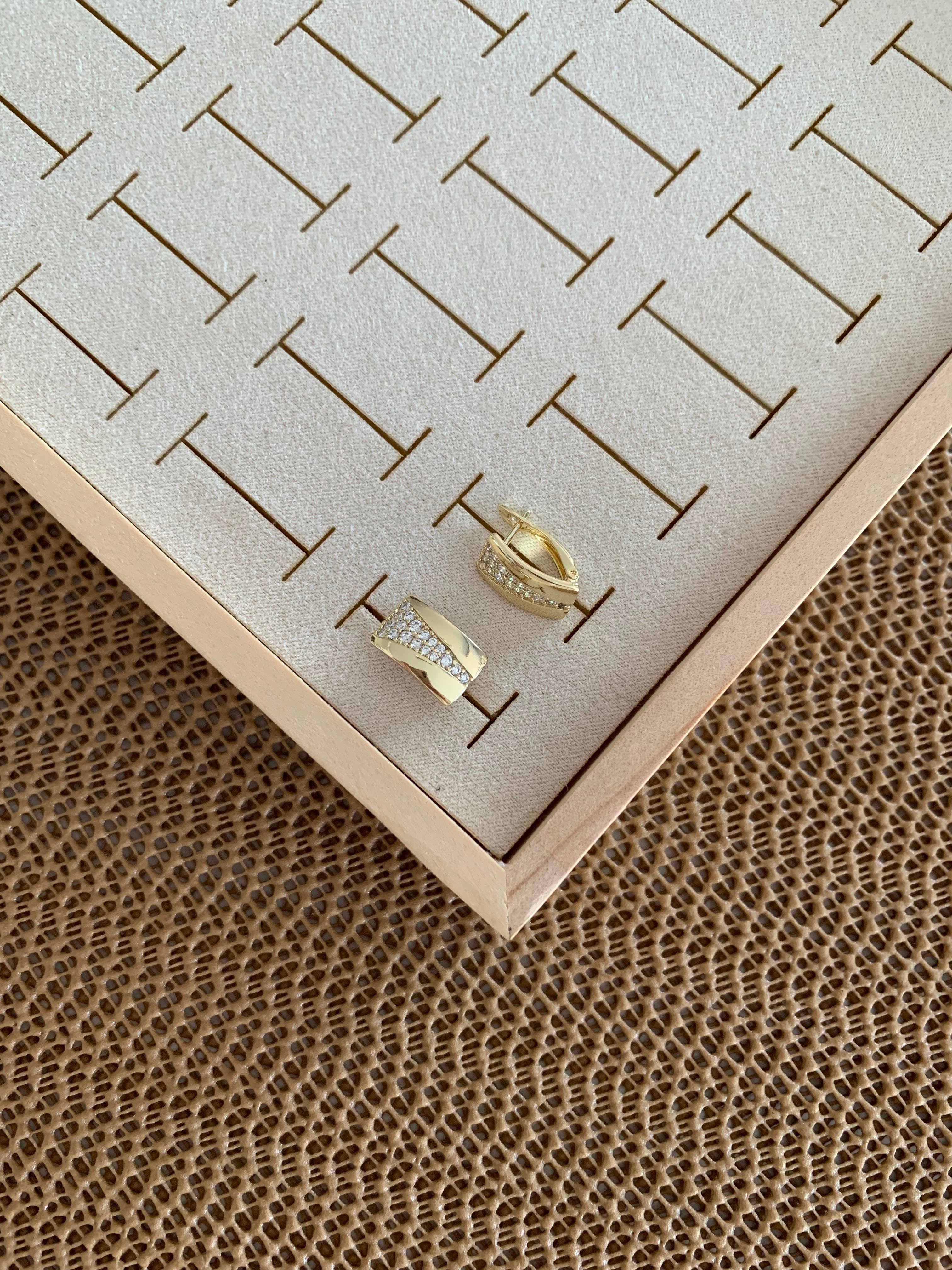Vip Gold Zirkon Taşlı Plaka V Detaylı U Küpe
