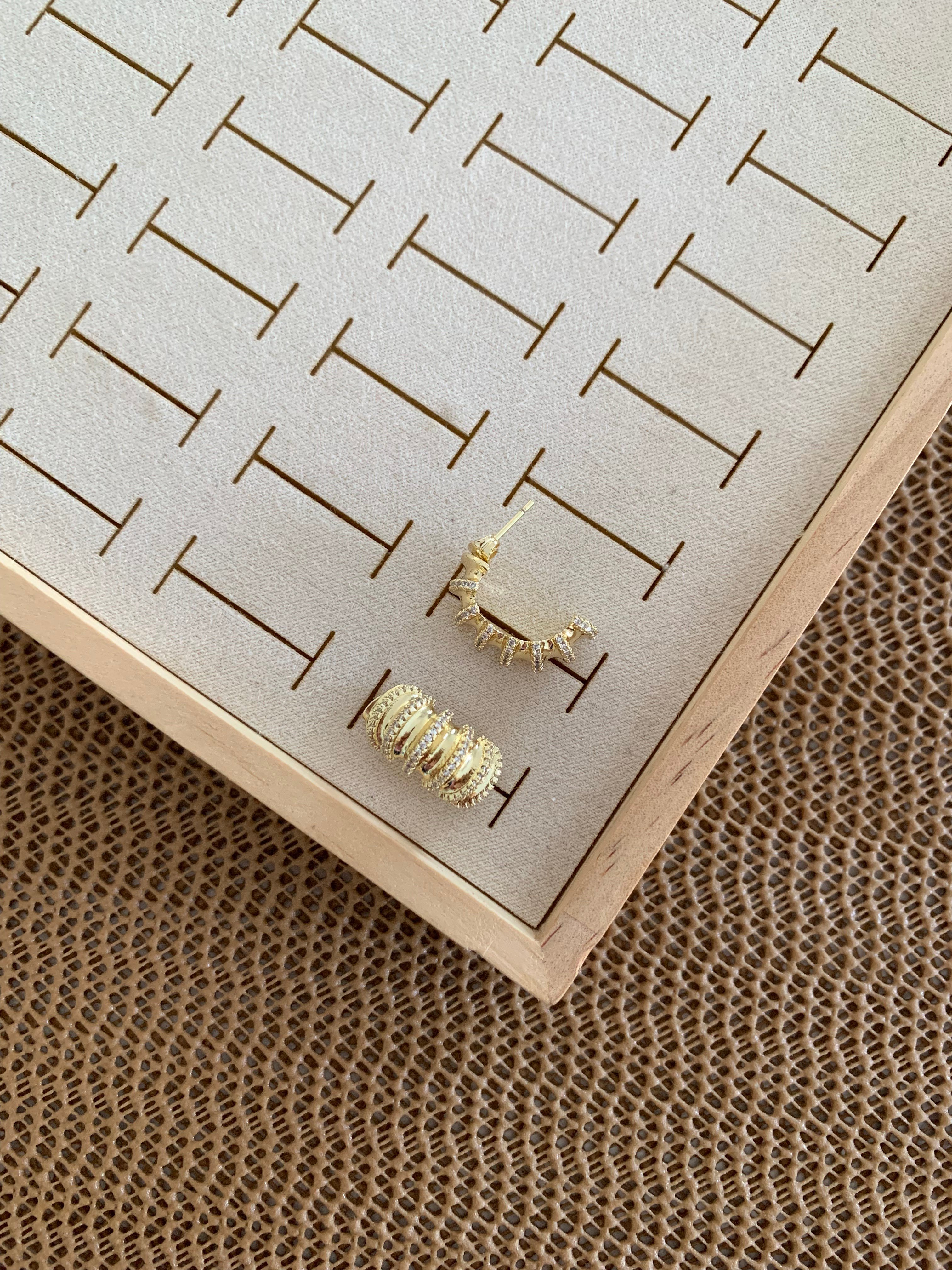 Vip Gold Zirkon Taşlı Tasarım Ay Küpe