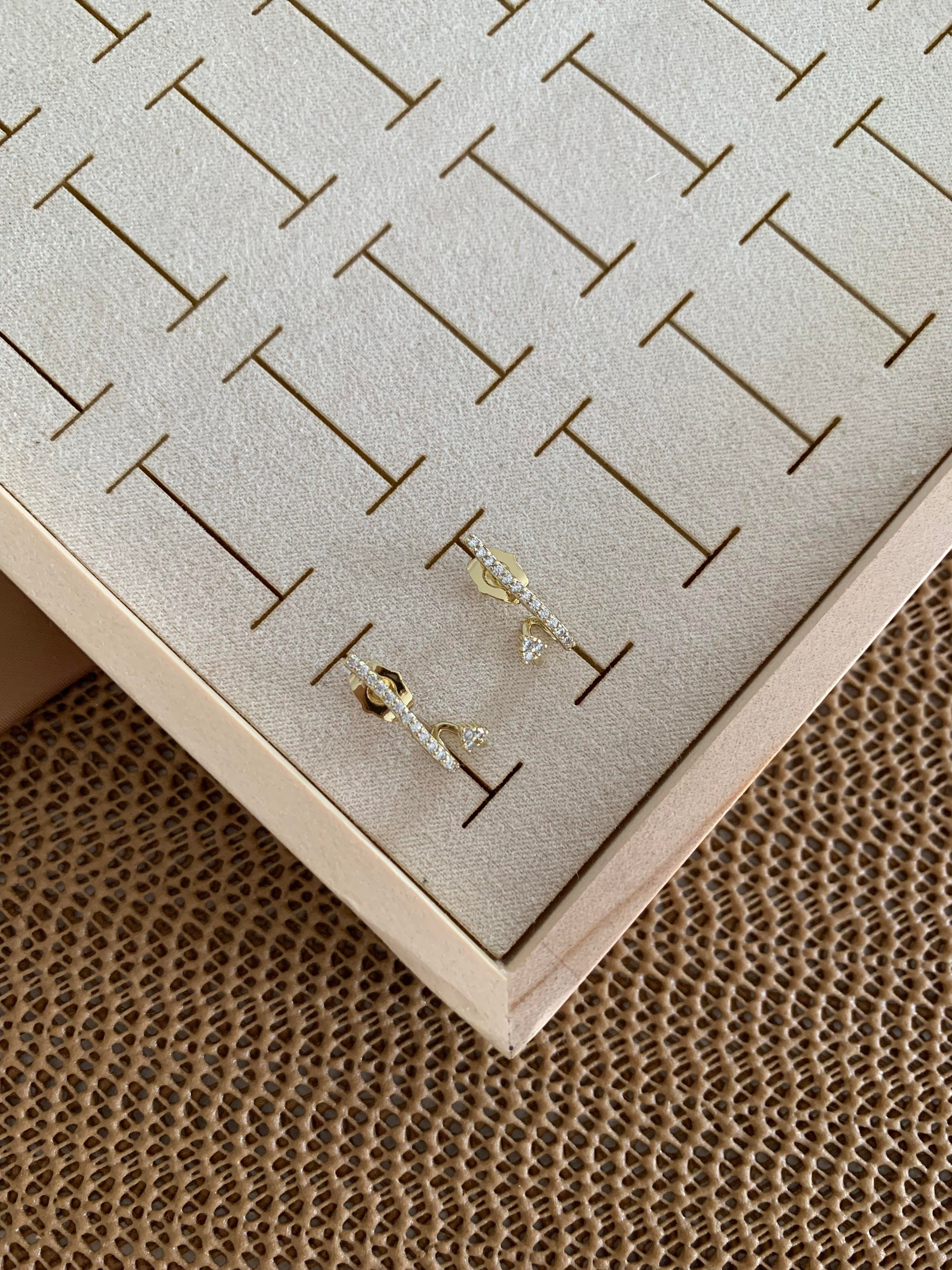 Vip Gold Zirkon Taşlı Üçgen Detaylı U Küpe