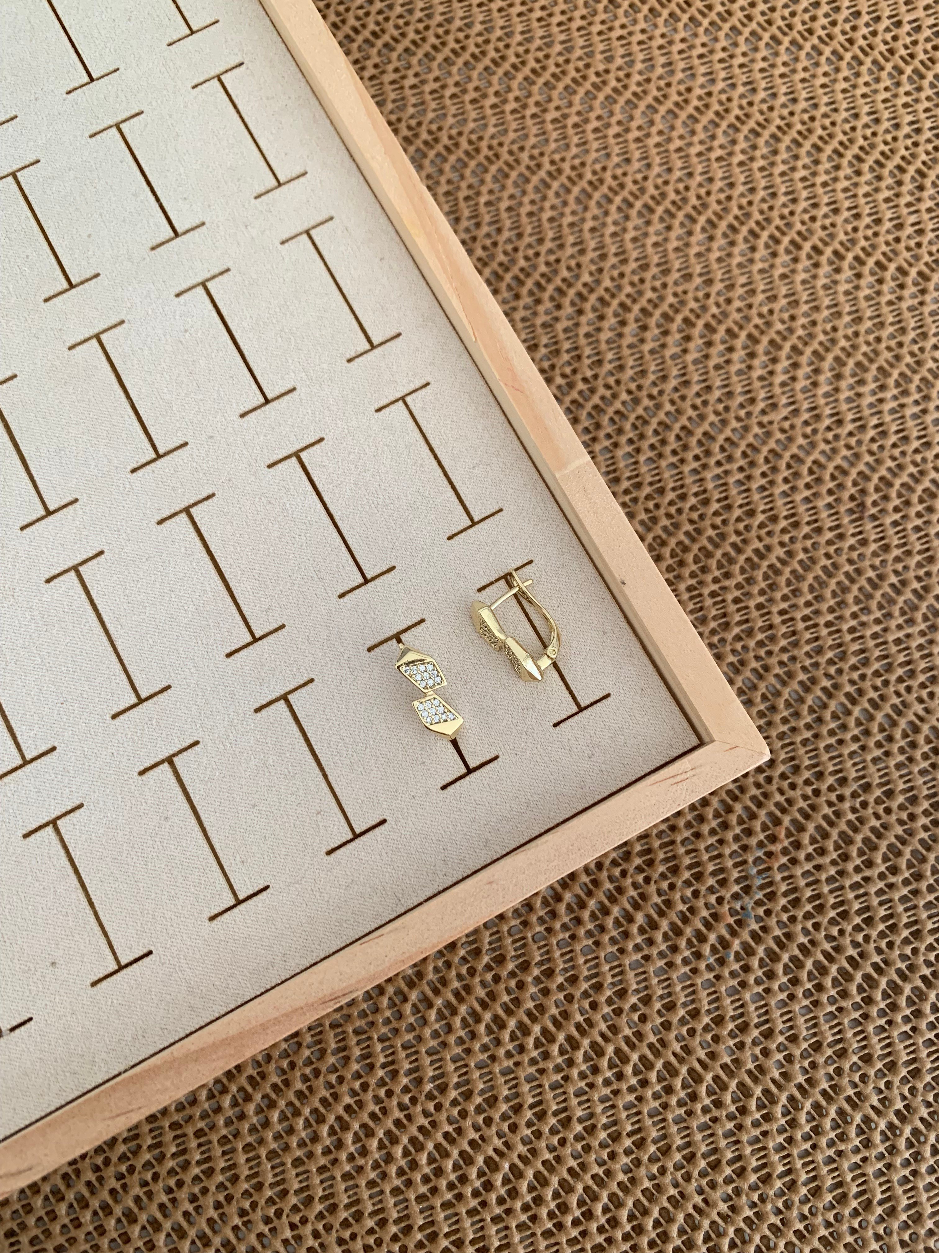 Vip Gold Zirkon Taşlı Üçgen Detaylı U Küpe