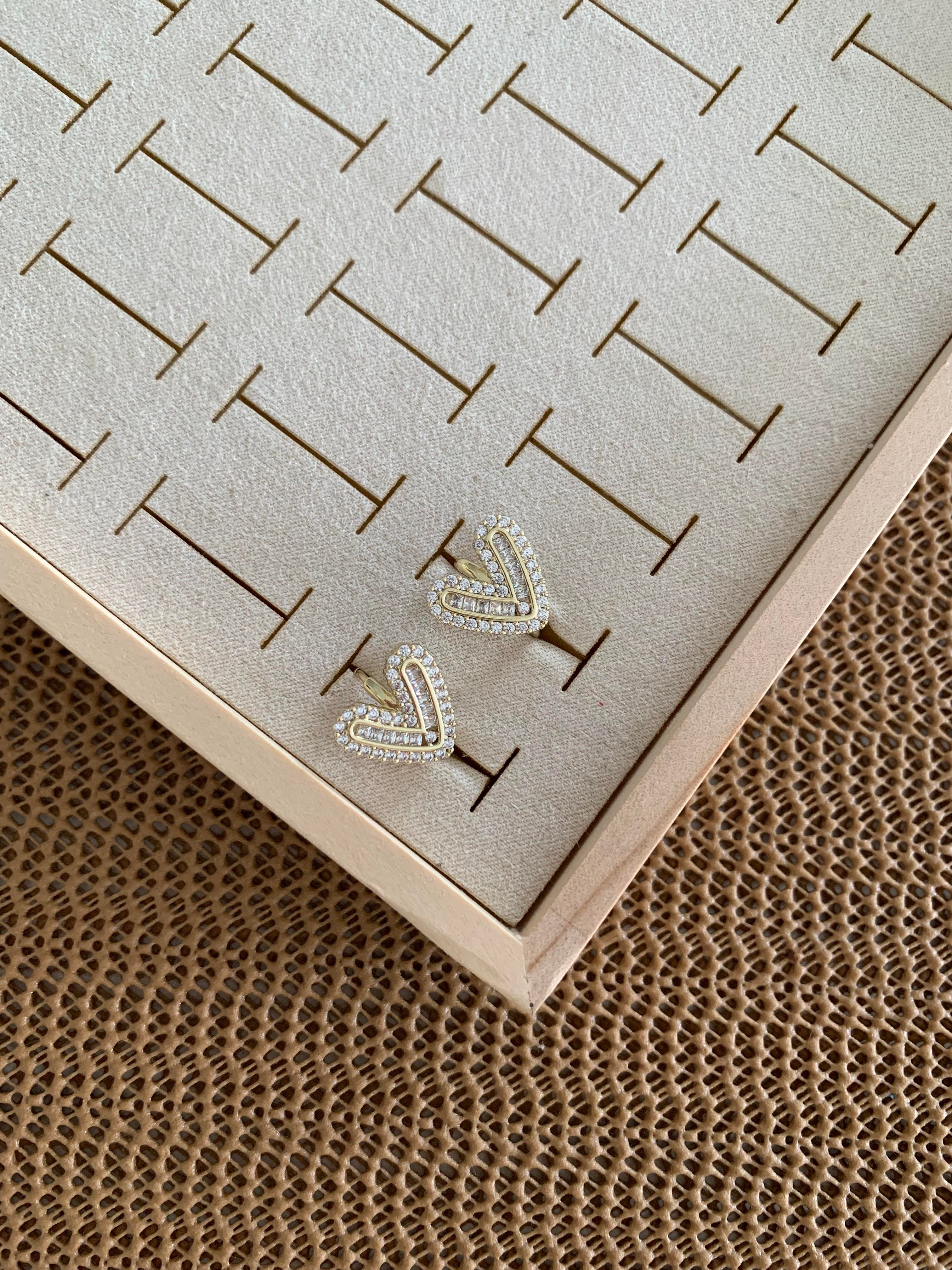 Vip Gold Zirkon Ve Baget Detaylı Kalp Küpe