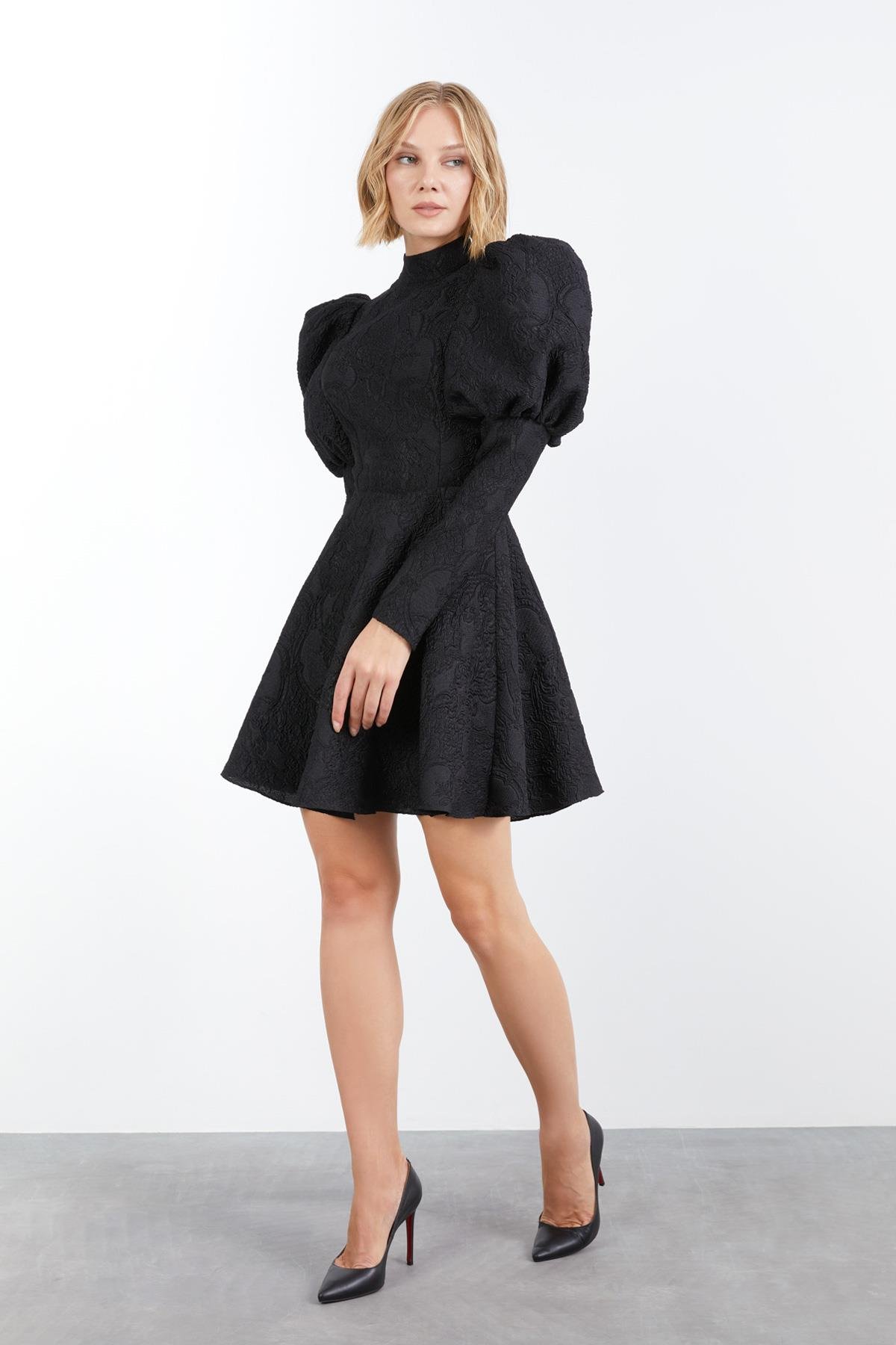 BALON KOL FERMUARLI ETEĞİ VOLANLI KISA ELBİSE