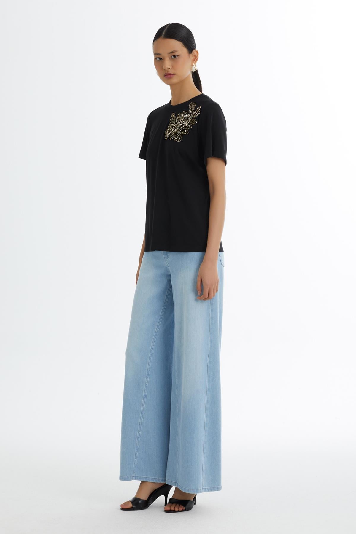 Aplike Detaylı Siyah T-Shirt