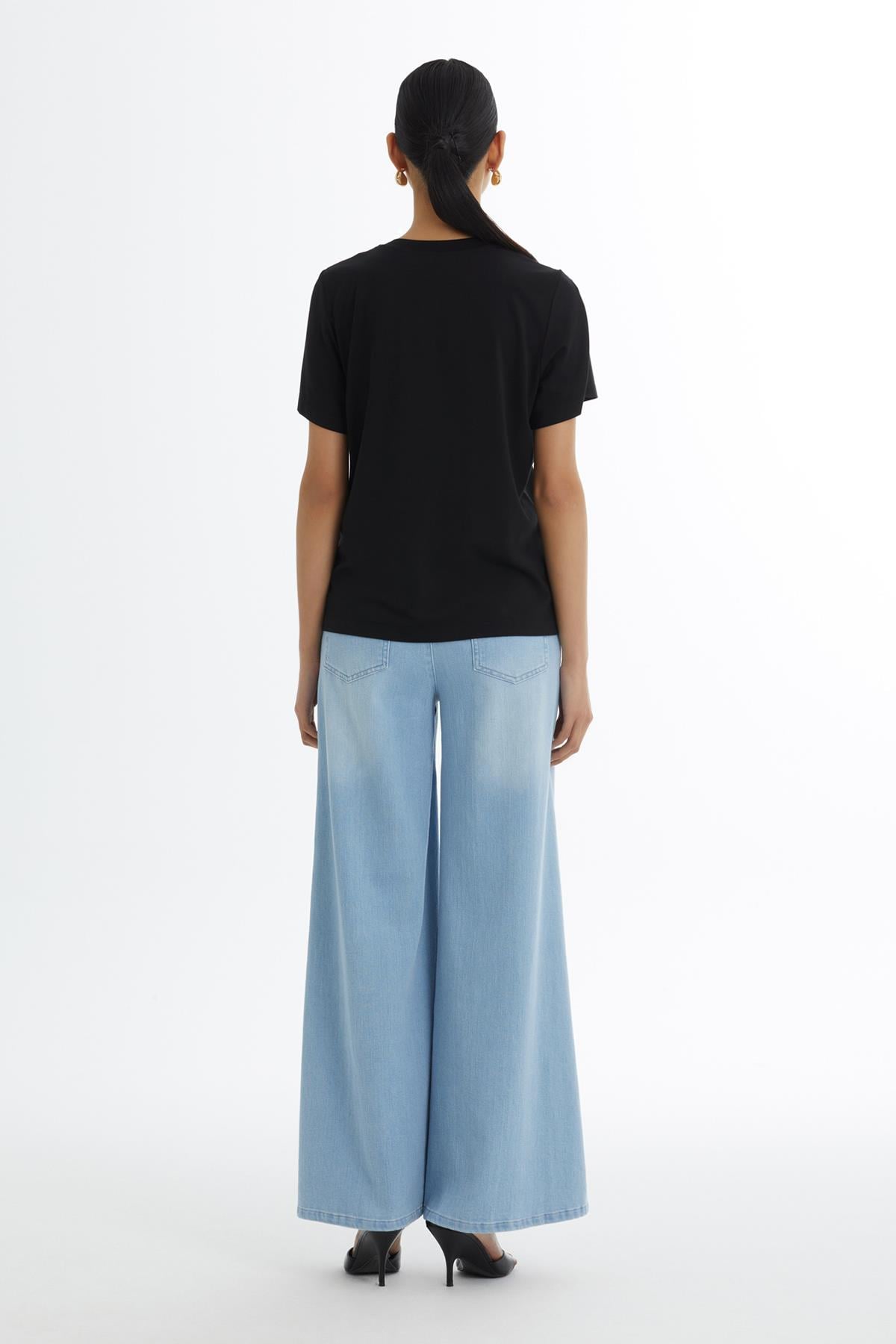 Aplike Detaylı Siyah T-Shirt