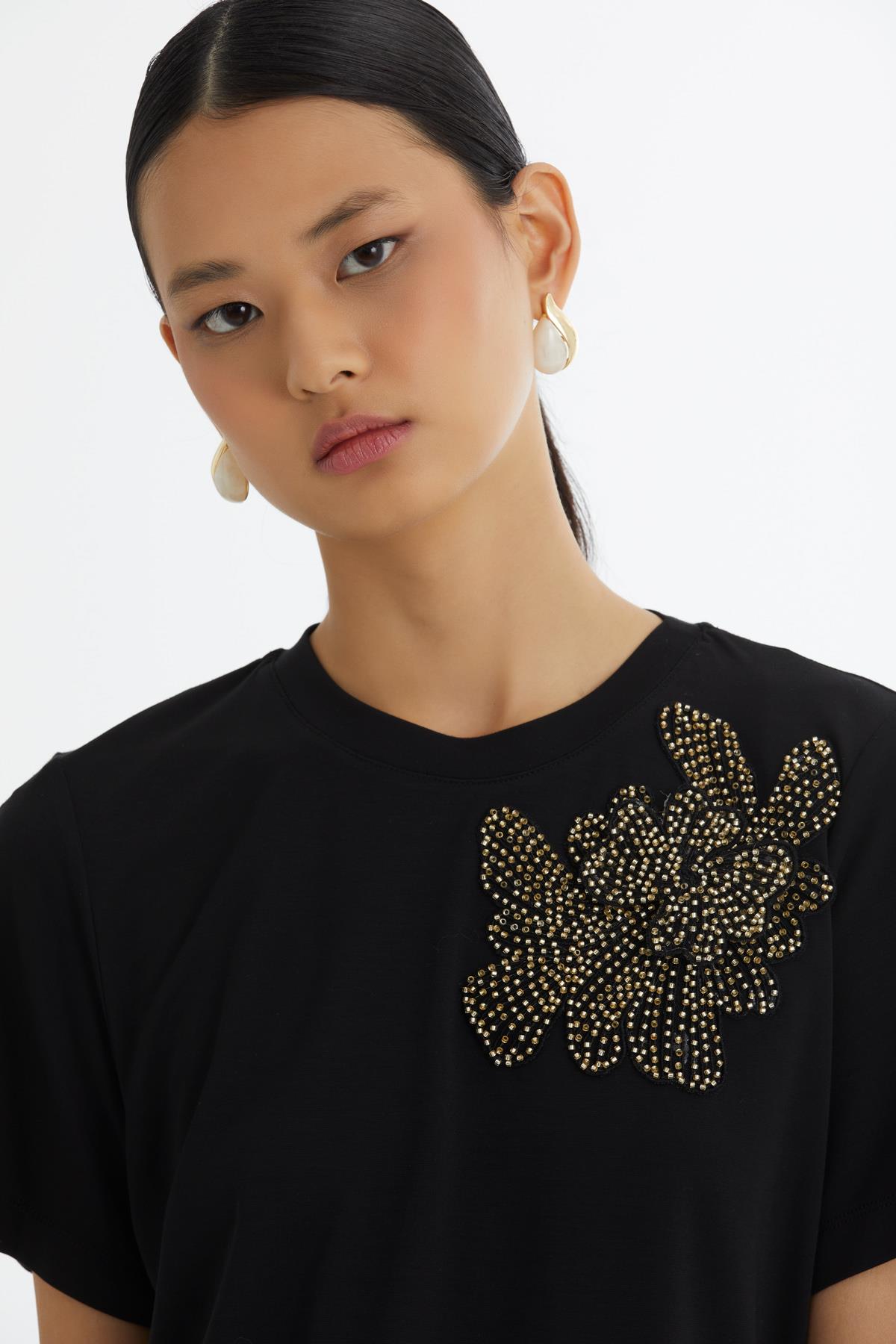 Aplike Detaylı Siyah T-Shirt