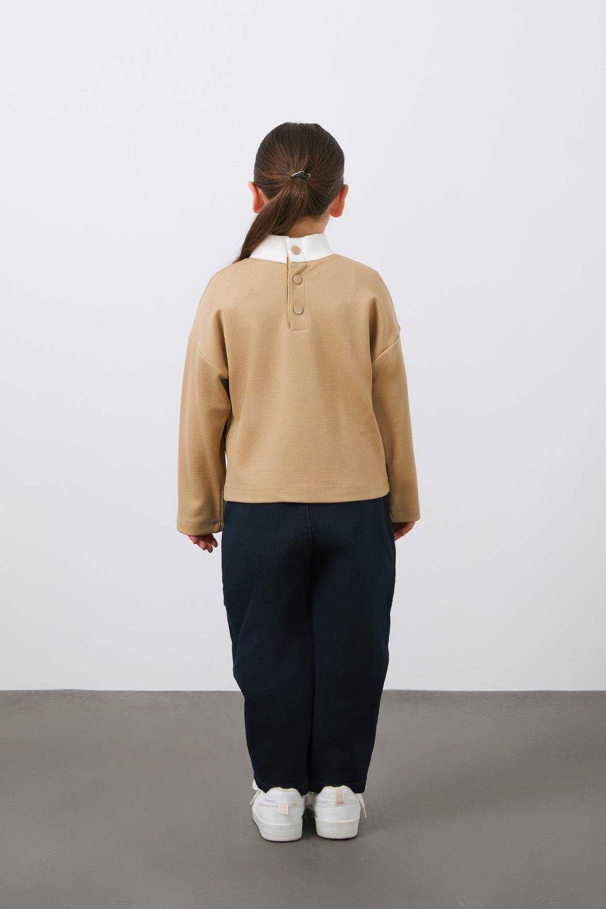 Aplike Nakış Detaylı Dik Yaka Kız Çocuk Kahverengi Bluz