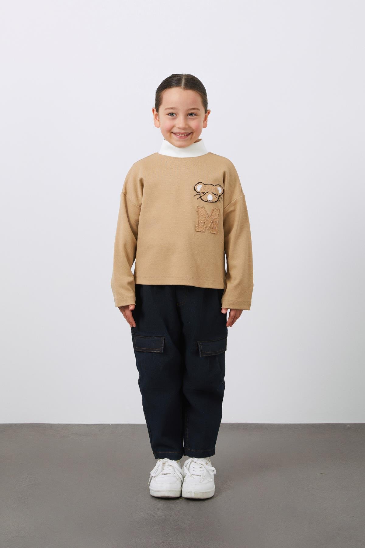 Aplike Nakış Detaylı Dik Yaka Kız Çocuk Kahverengi Bluz