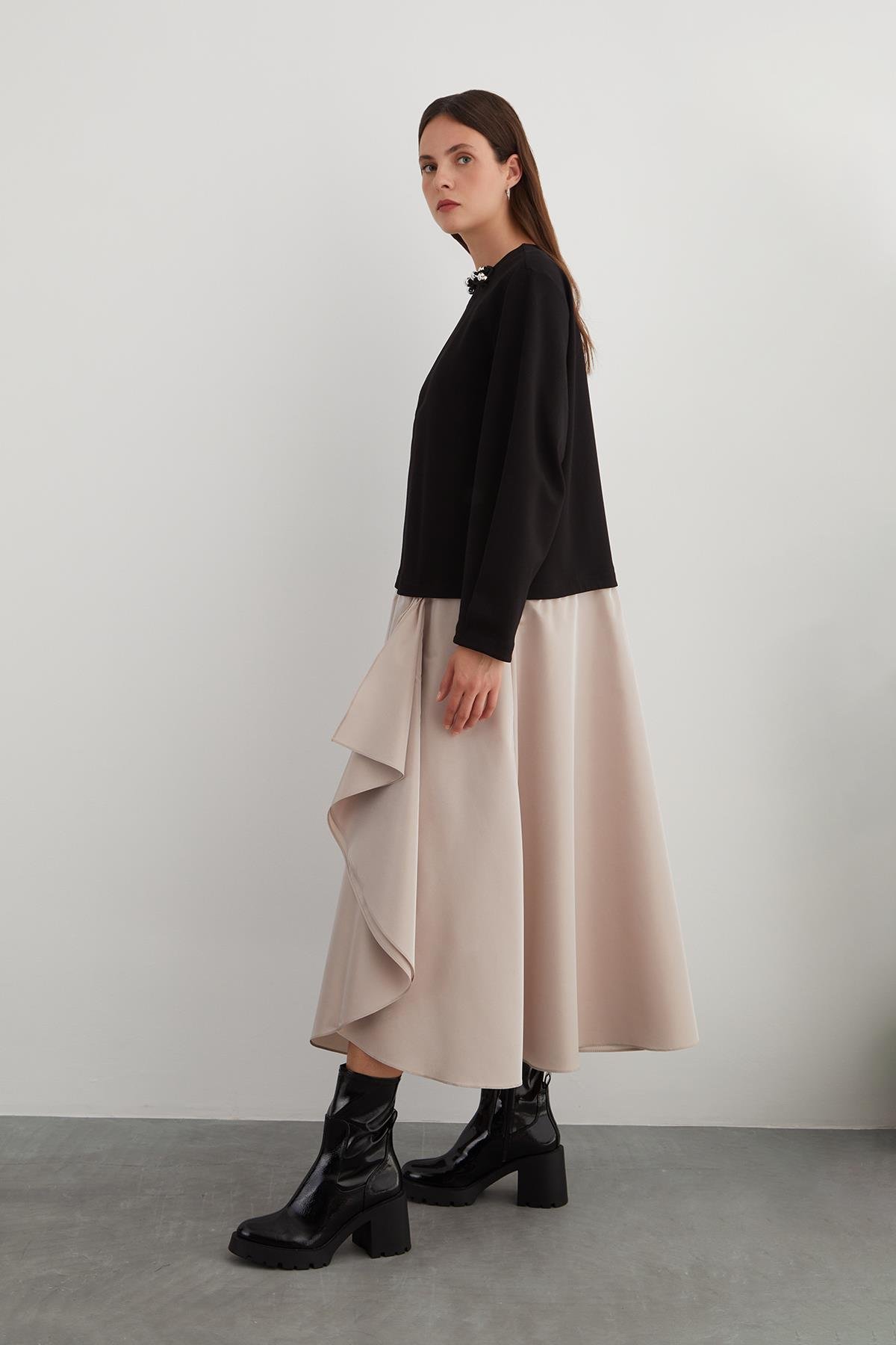 Aplike Nakış Detaylı Yakası Boncuklu Kordon Süslemeli Eteği Tafta Elbise