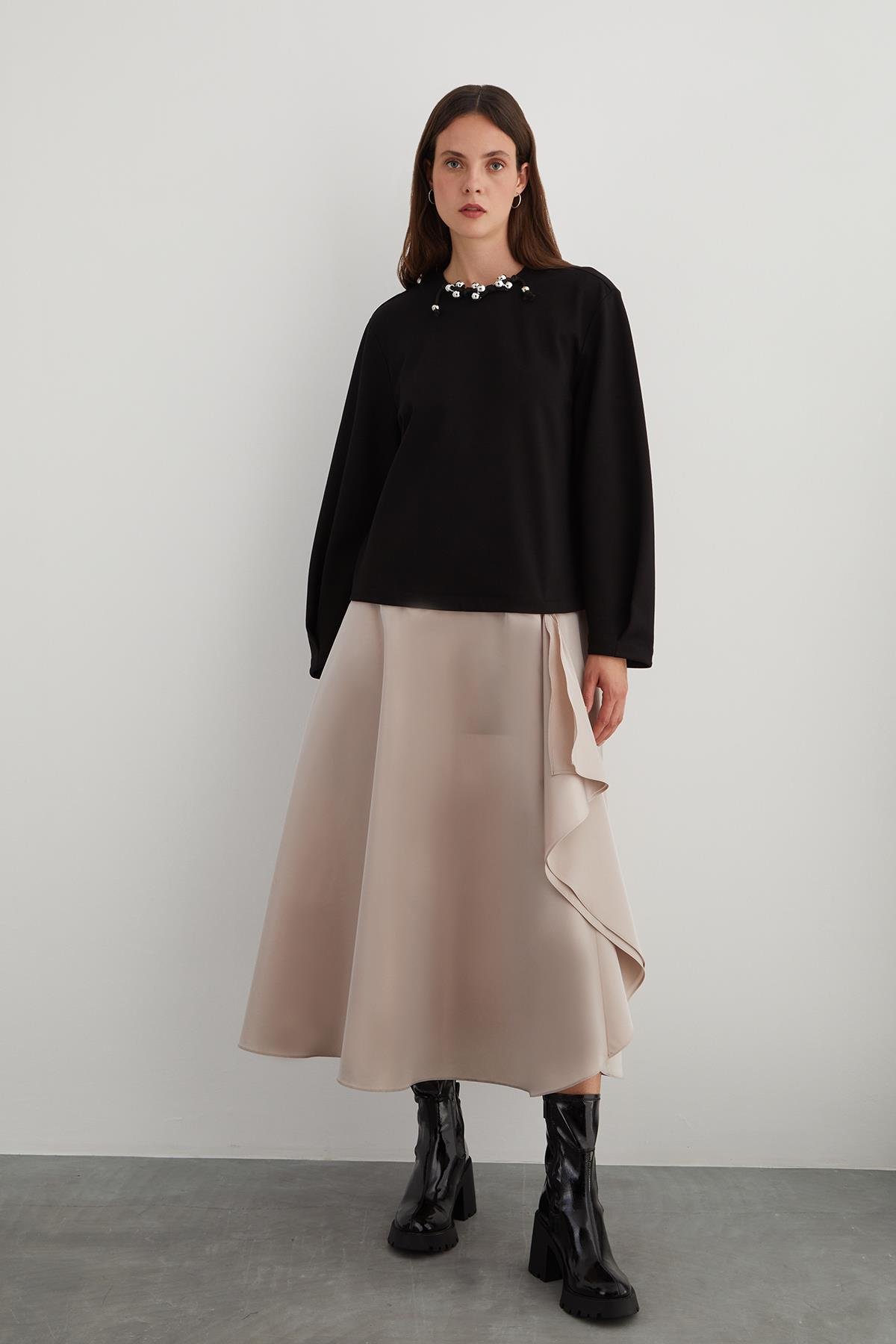 Aplike Nakış Detaylı Yakası Boncuklu Kordon Süslemeli Eteği Tafta Elbise