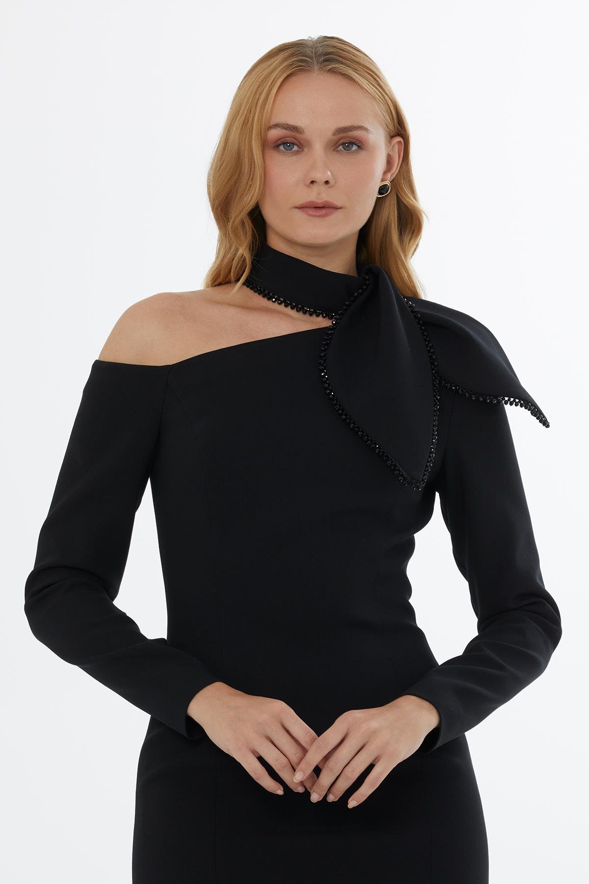 ARKA ORTA VE KOLLAR GİZLİ FERMUARLI İŞLEMELİ KADIN UZUN ELBİSE