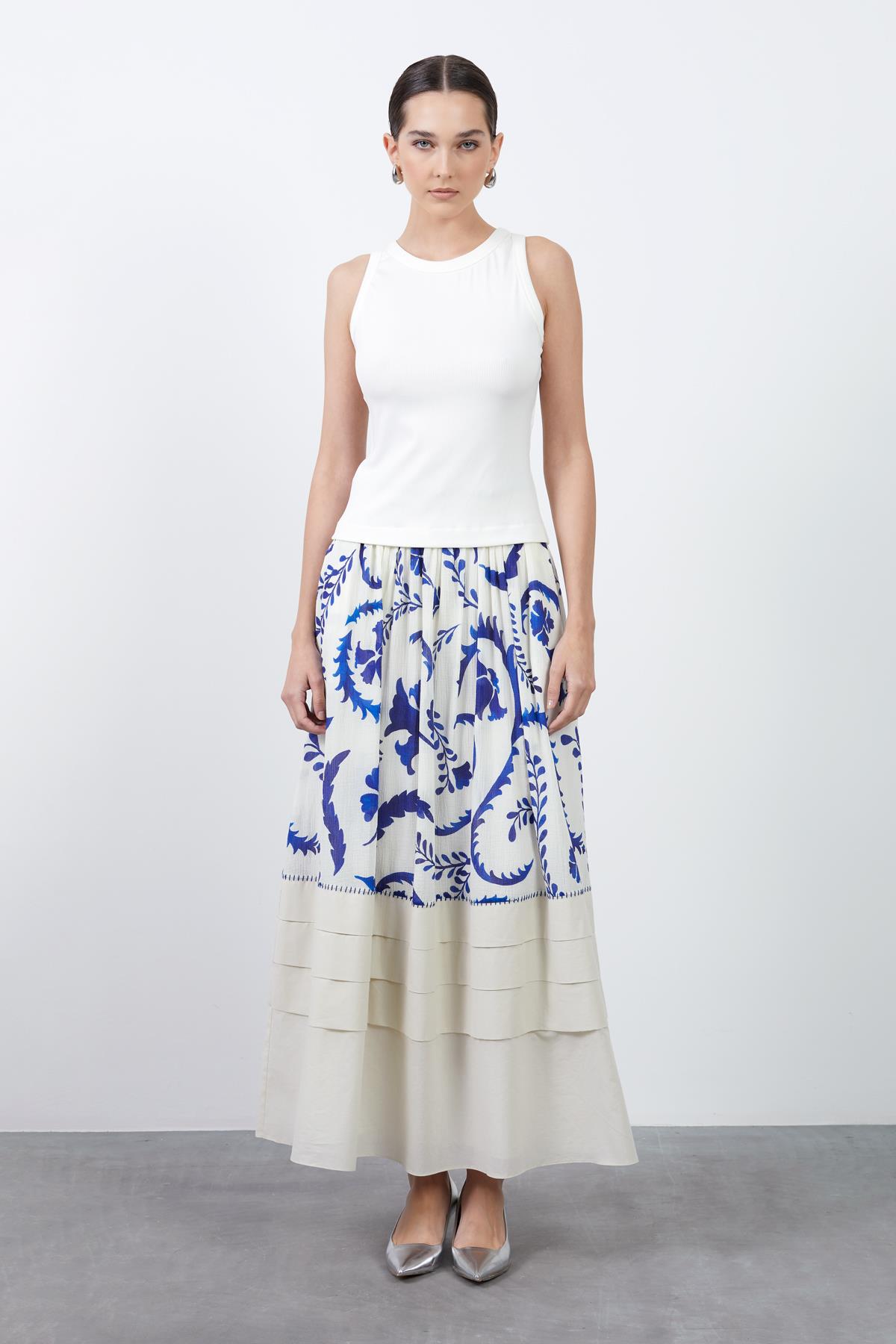 Arkası Etiket Detaylı Halter Yaka Beyaz Bluz