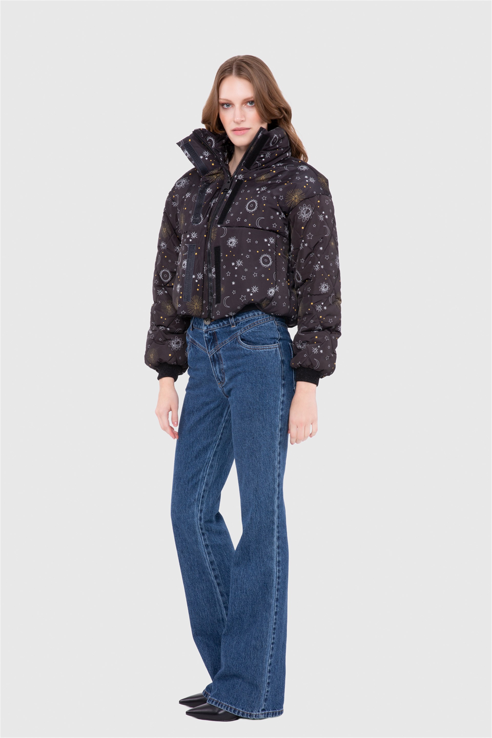 Arkası Nakışlı Triko Bantlı Kısa Orijinal Şişme Mont