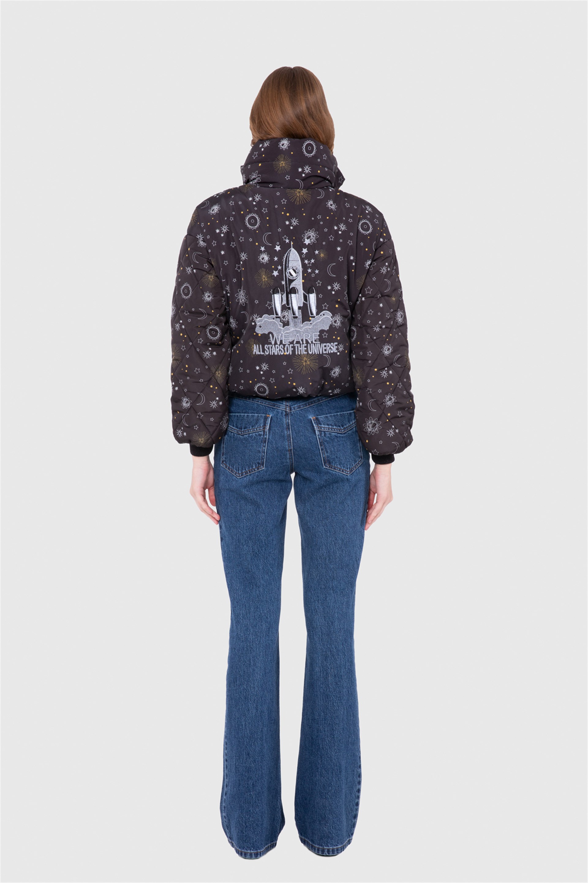 Arkası Nakışlı Triko Bantlı Kısa Orijinal Şişme Mont