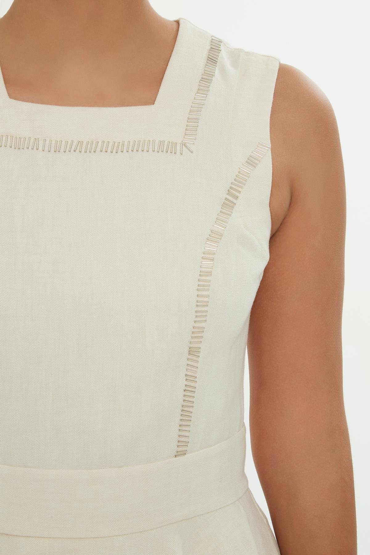 Asimetrik Kare Yaka İşlemeli Bej Elbise