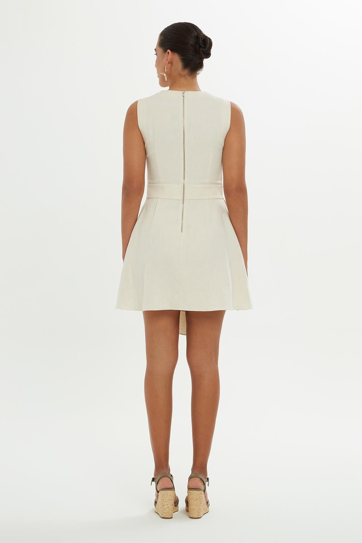 Asimetrik Kare Yaka İşlemeli Bej Elbise