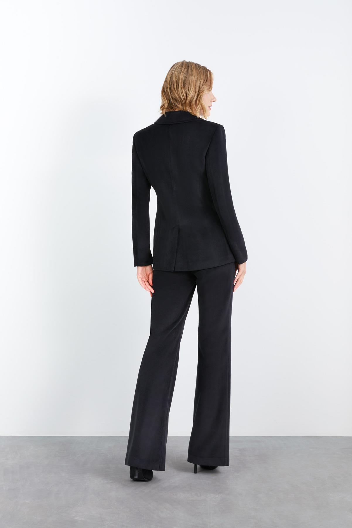 ASİMETRİK KRUVAZE KAPAMALI GOLD KARE DÜĞME DETAYLI İSPANYOL PAÇA PANTOLONLU SİYAH KADİFE TAKIM ELBİSE