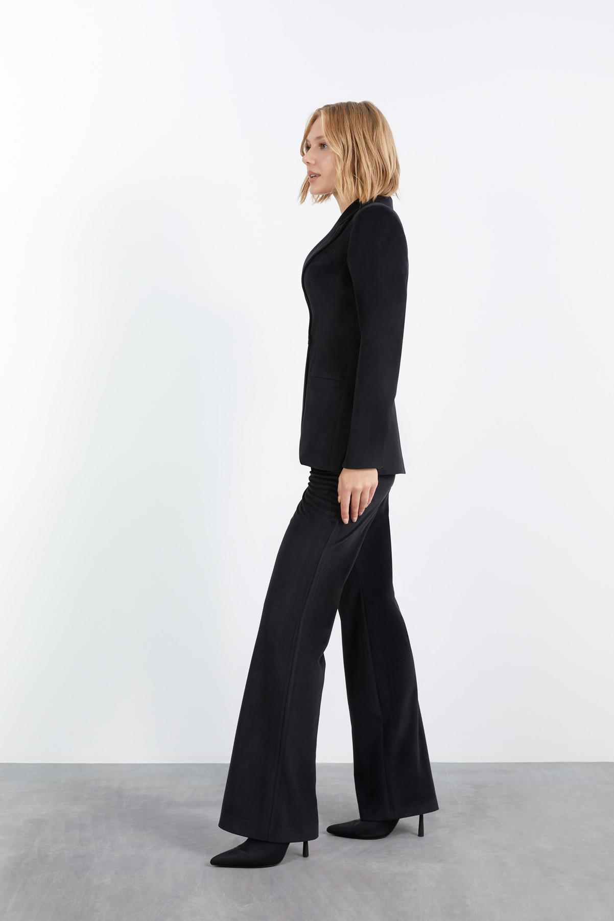 ASİMETRİK KRUVAZE KAPAMALI GOLD KARE DÜĞME DETAYLI İSPANYOL PAÇA PANTOLONLU SİYAH KADİFE TAKIM ELBİSE