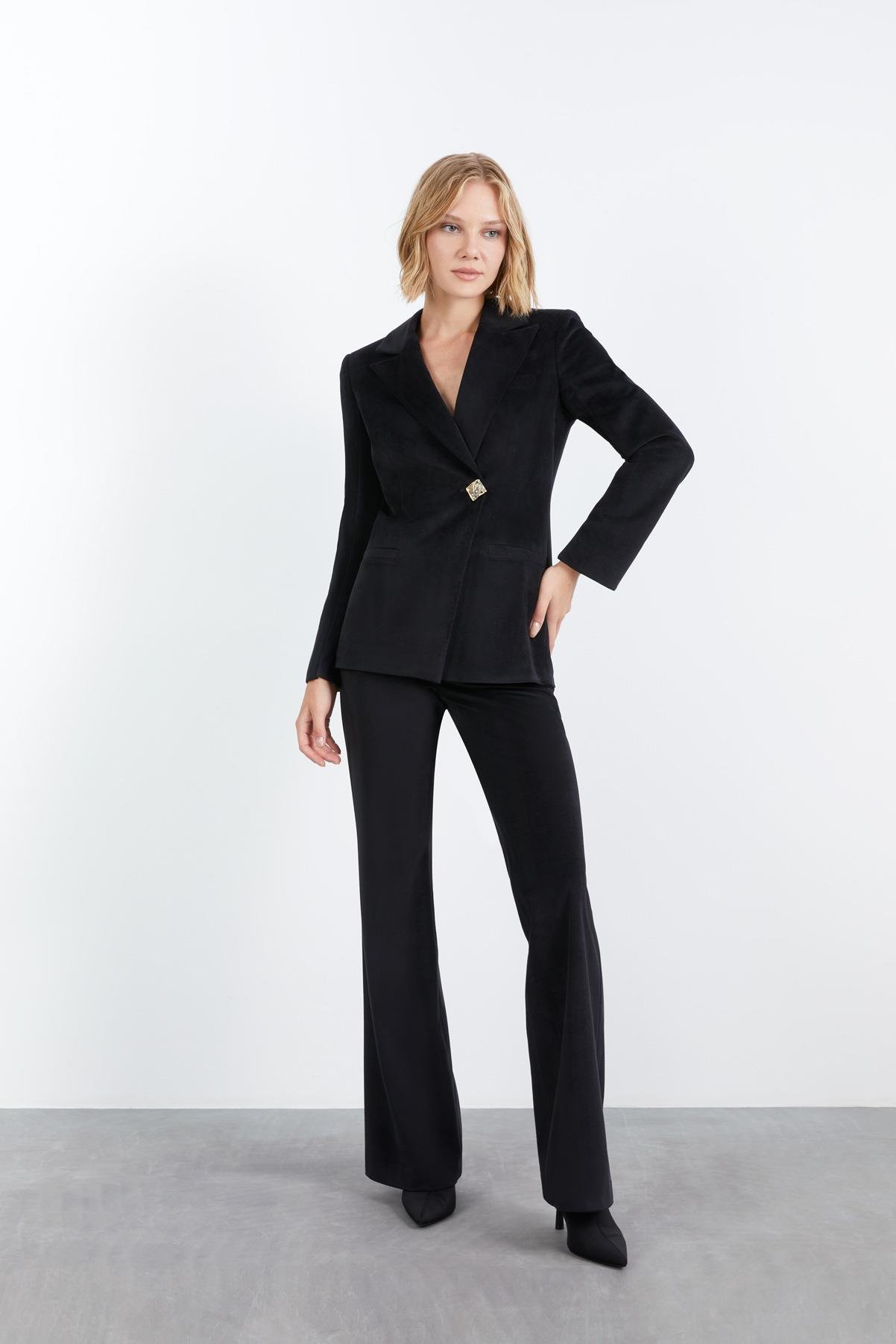 ASİMETRİK KRUVAZE KAPAMALI GOLD KARE DÜĞME DETAYLI İSPANYOL PAÇA PANTOLONLU SİYAH KADİFE TAKIM ELBİSE