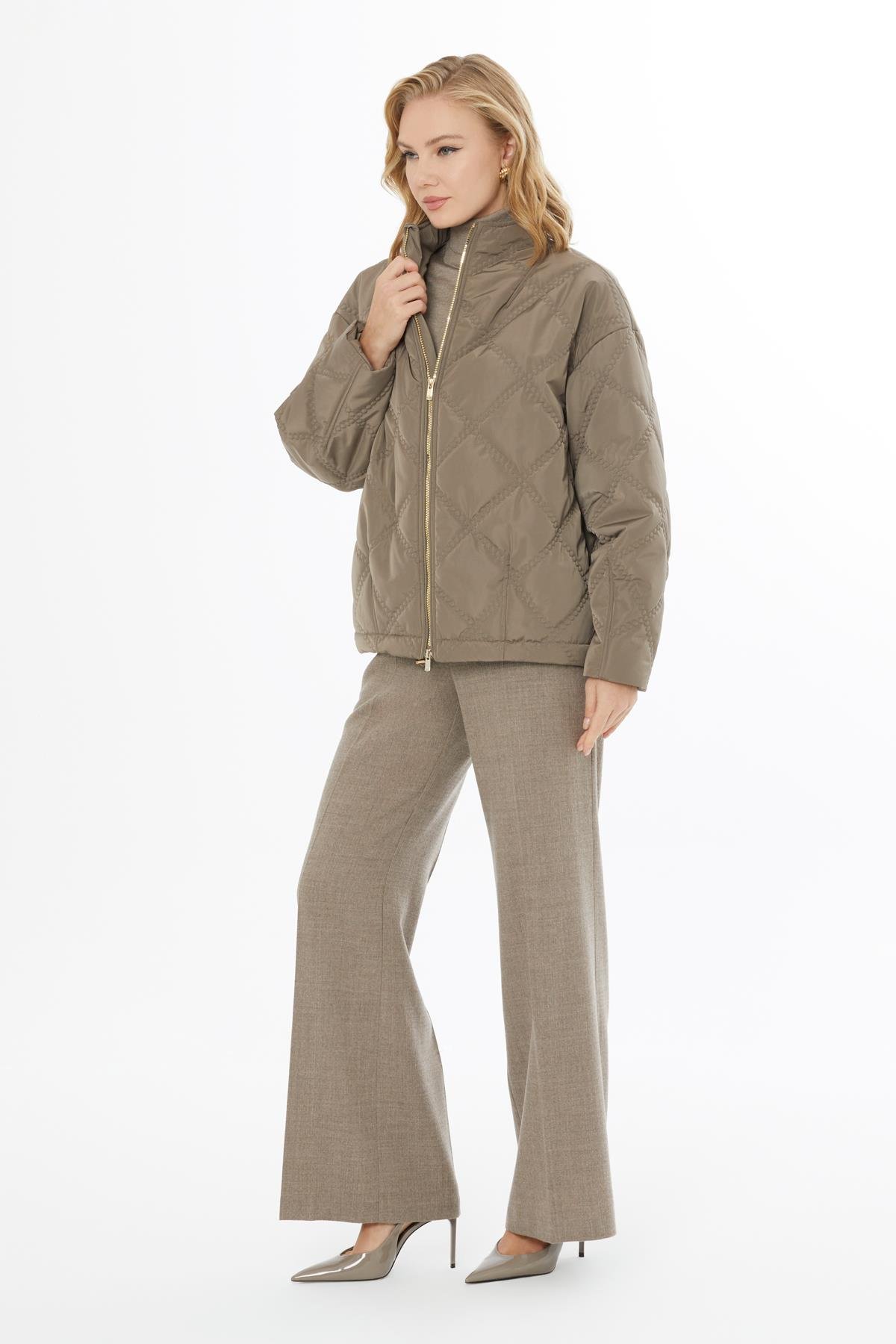 ASTARLI FLETO CEPLİ UZUN KOLLU ÖNDEN FERMUARLI KAPİTONE MONT