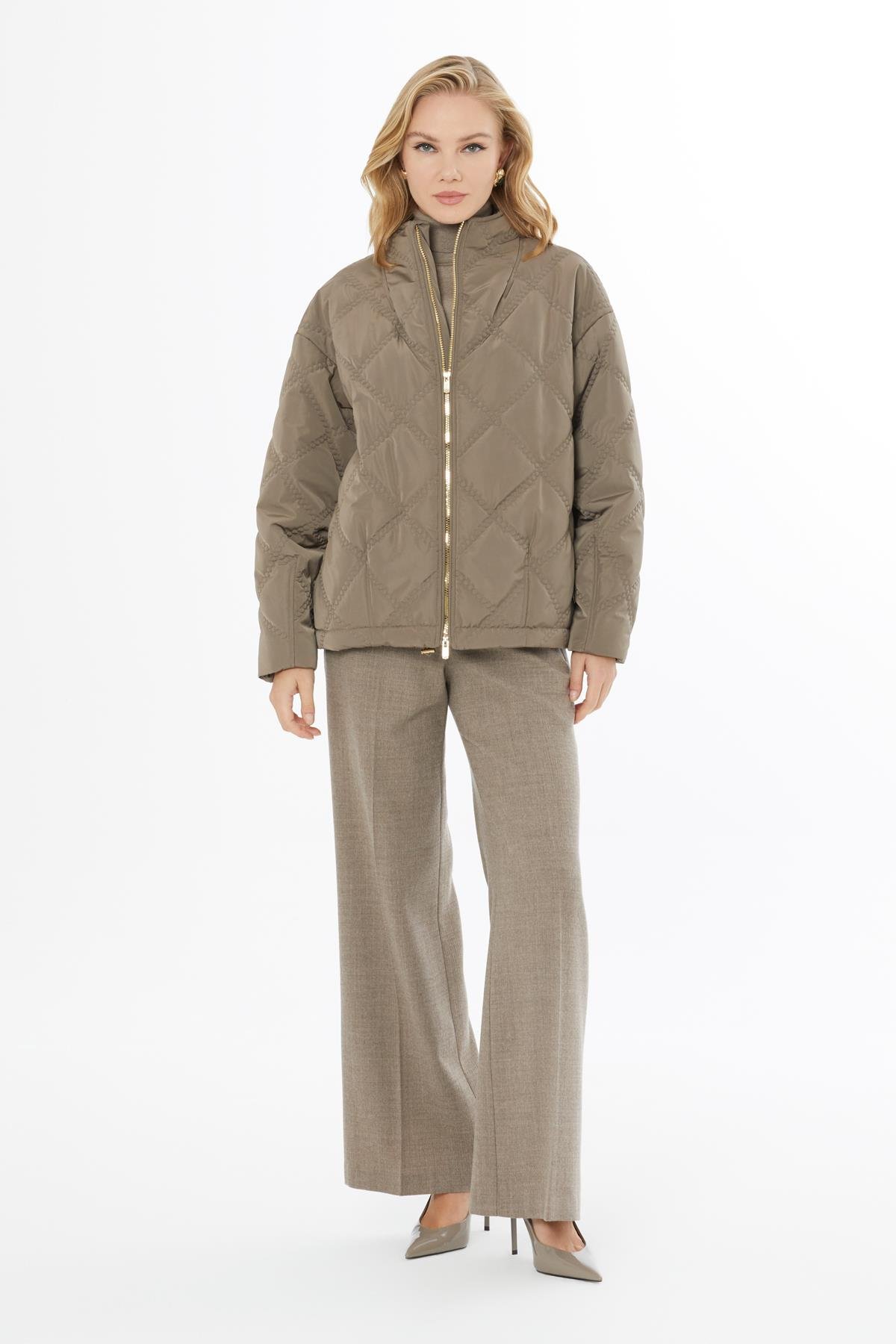 ASTARLI FLETO CEPLİ UZUN KOLLU ÖNDEN FERMUARLI KAPİTONE MONT