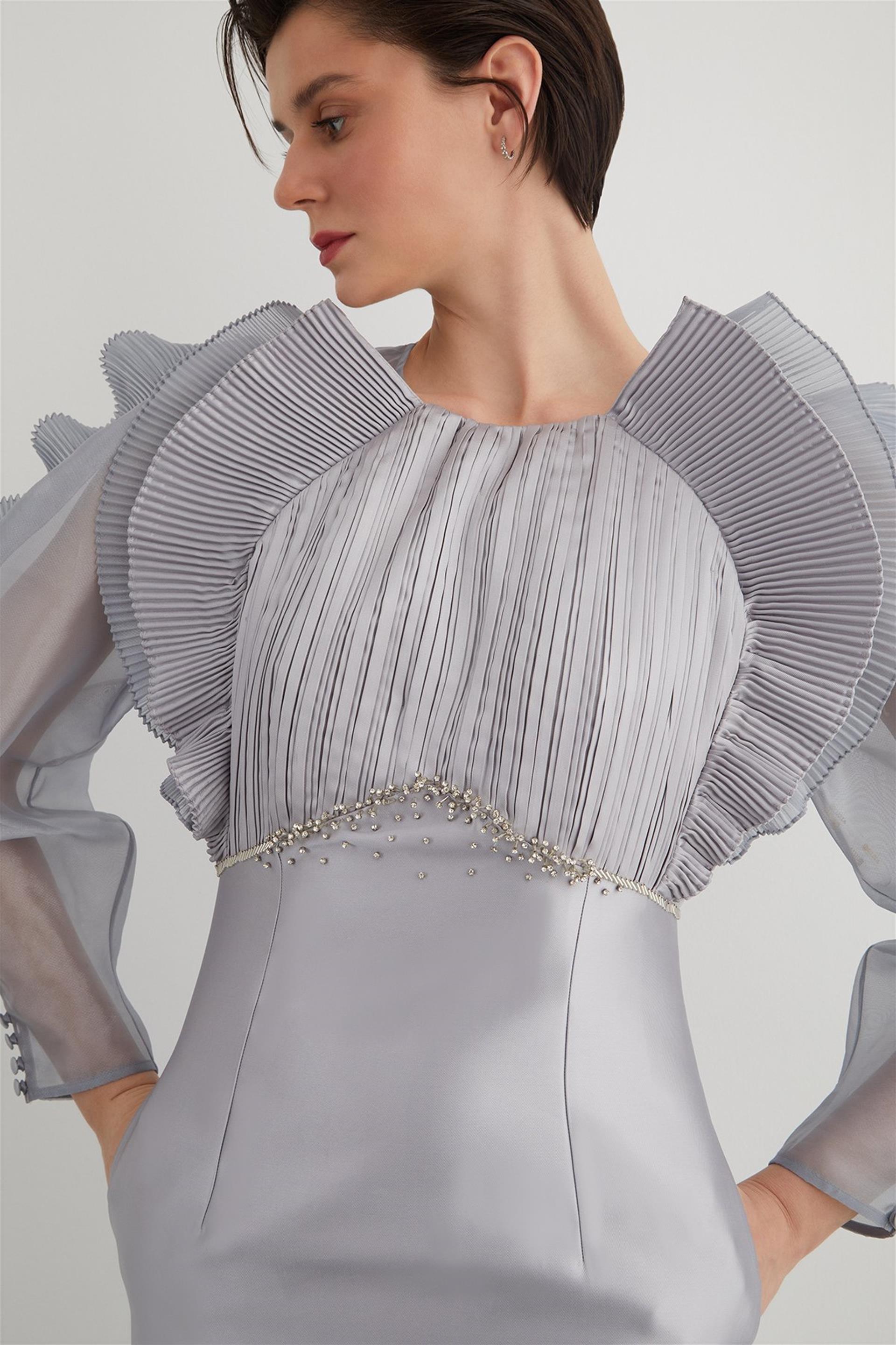 Arkası Yırtmaçlı Pilise Detay İşlemeli Siyah Elbise