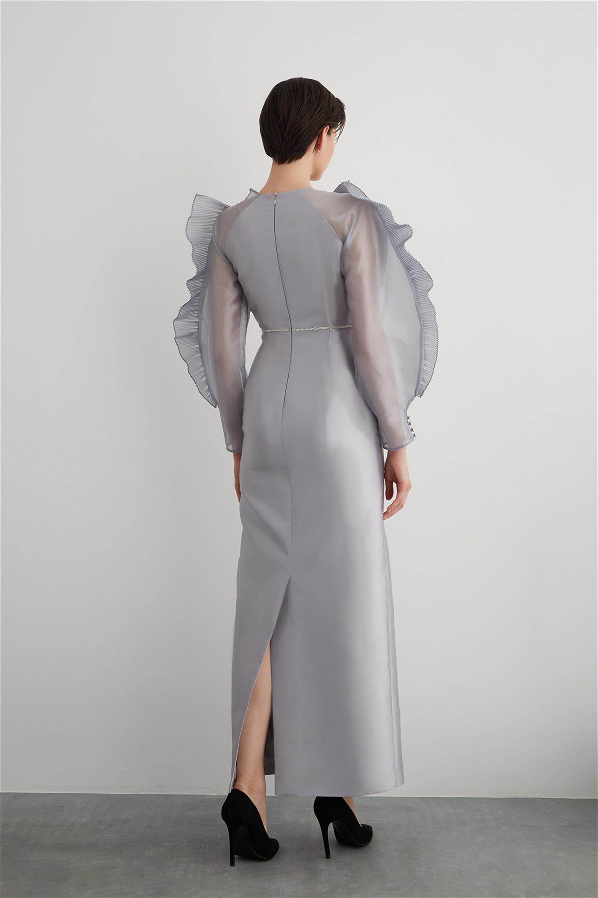 Arkası Yırtmaçlı Pilise Detay İşlemeli Siyah Elbise