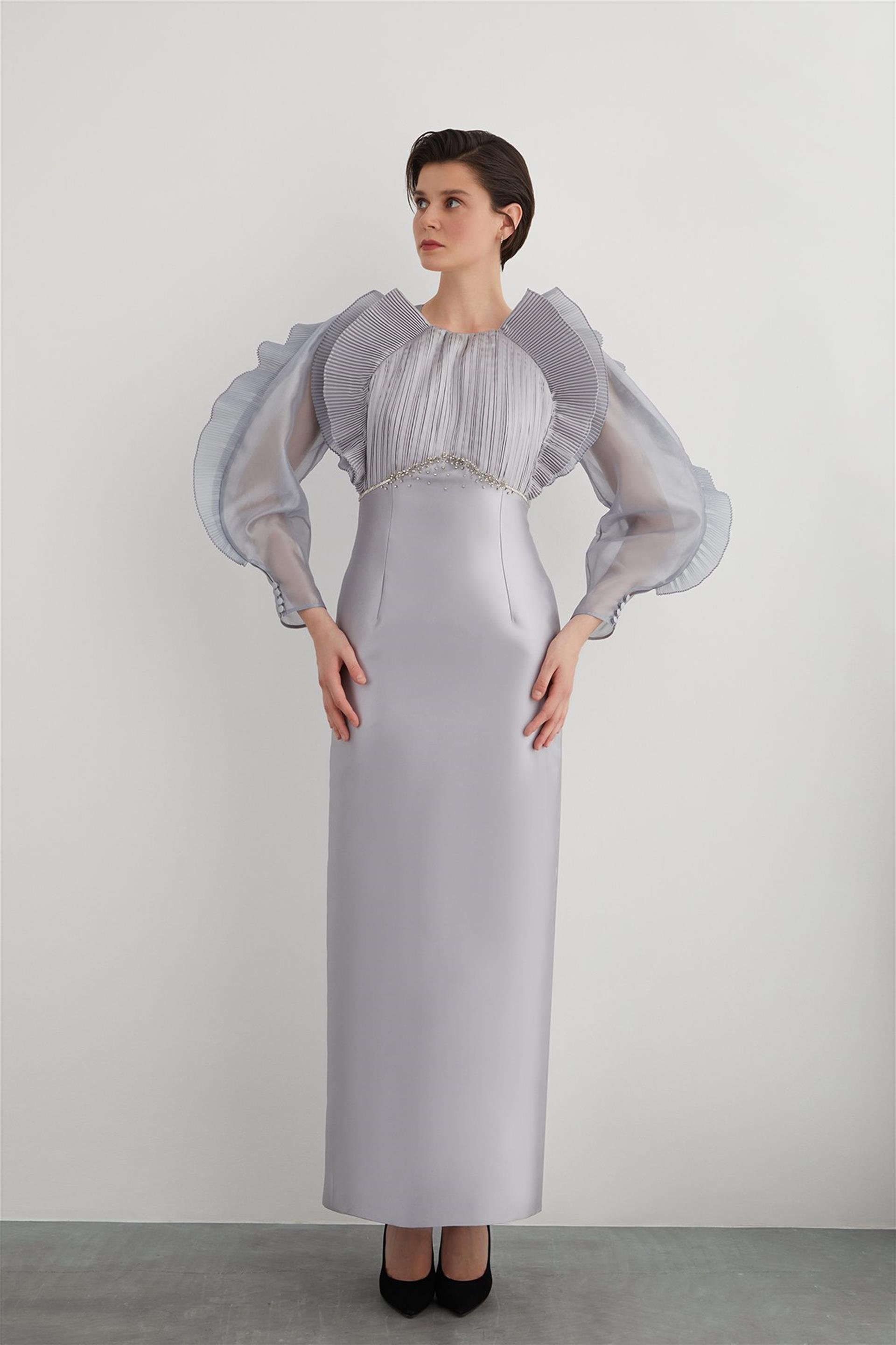 Arkası Yırtmaçlı Pilise Detay İşlemeli Siyah Elbise