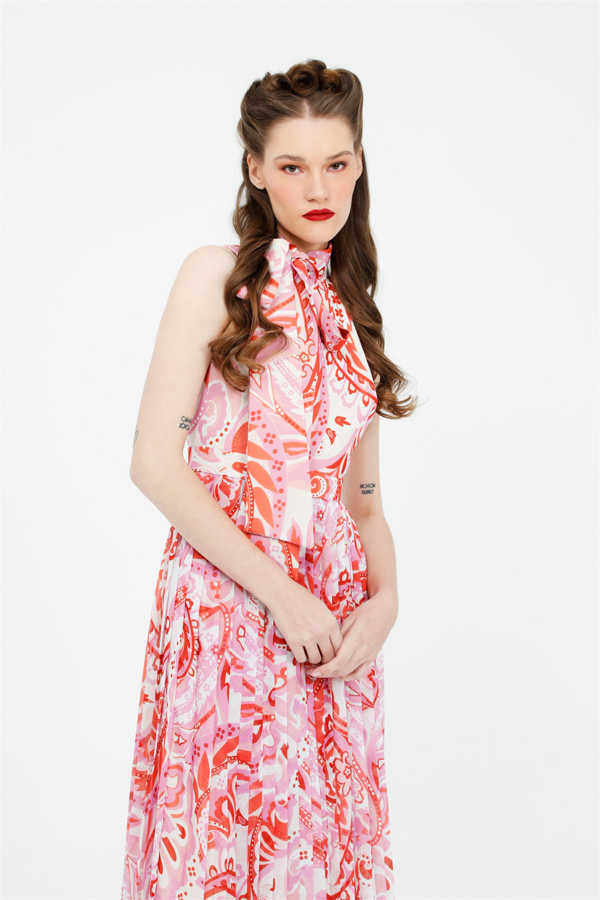 Bağlama Detaylı Pliseli Kontrast Şal Desenli Kolsuz Pembe Midi Elbise