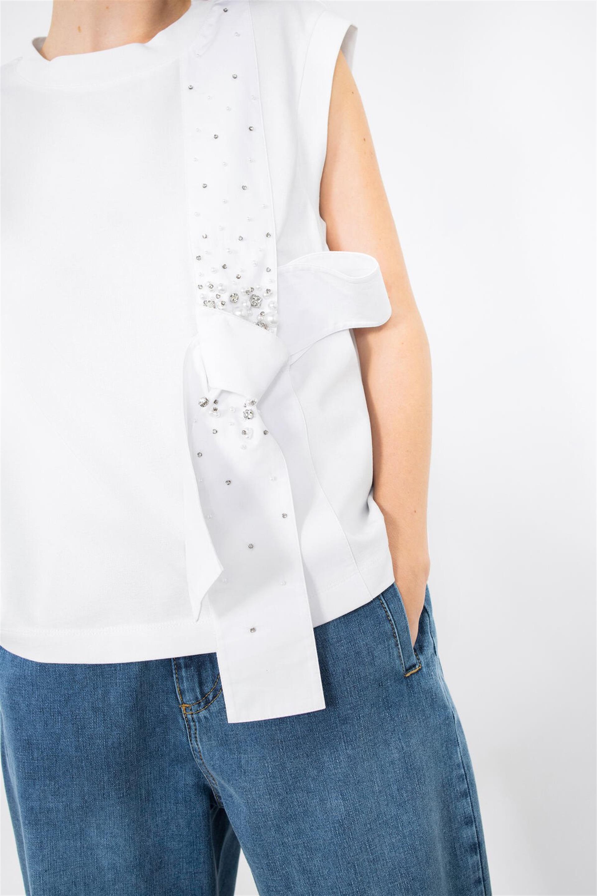 Bağlama Ve İşleme Detaylı Kolsuz Beyaz Bluz