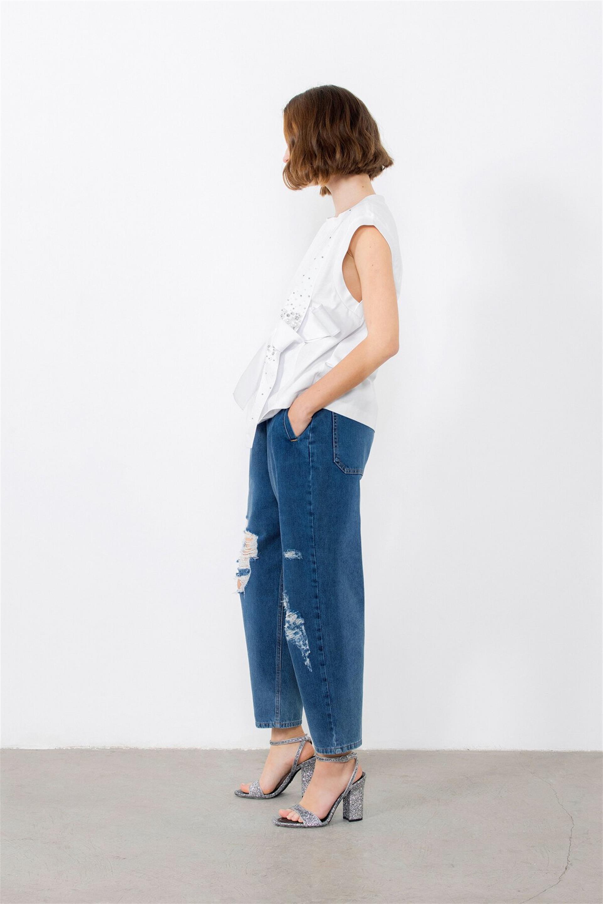 Bağlama Ve İşleme Detaylı Kolsuz Beyaz Bluz