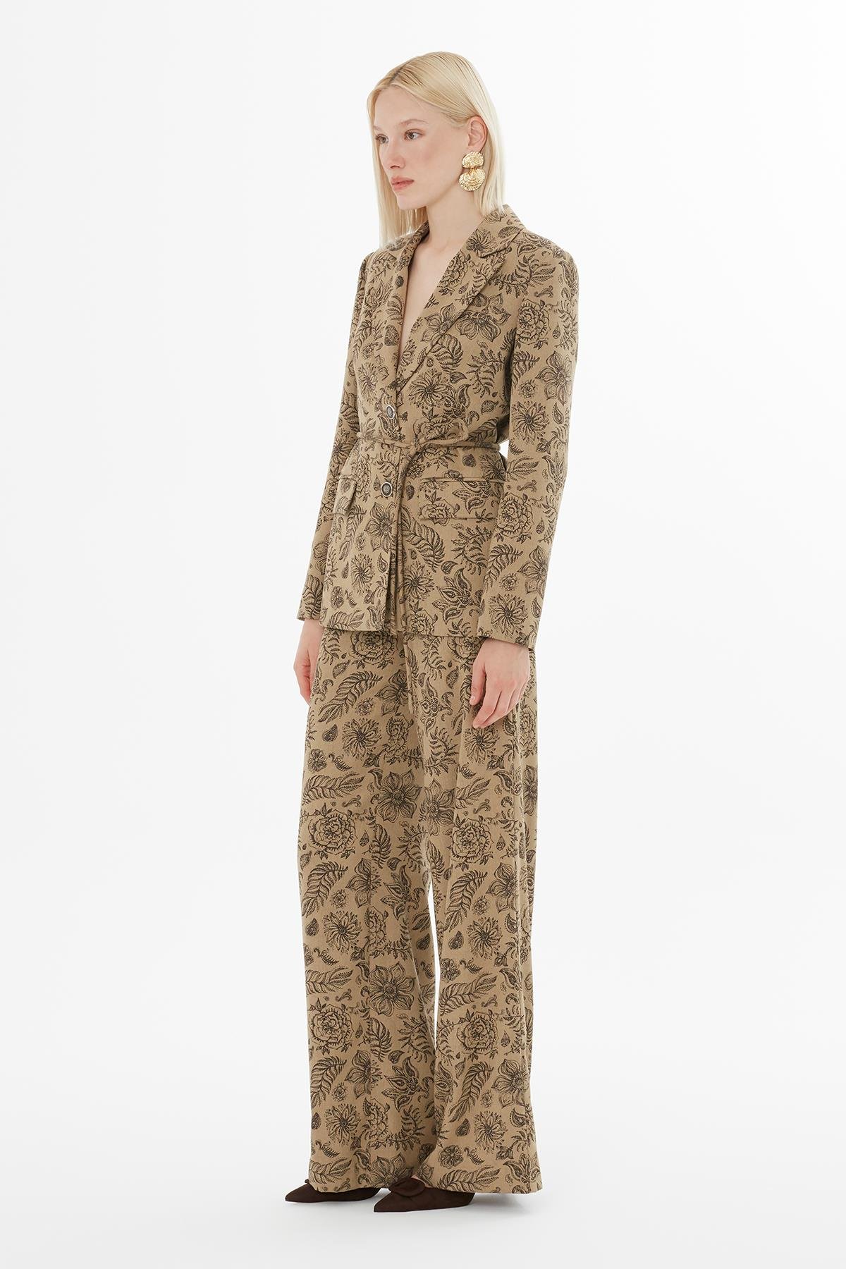 Bağlamalı Desenli Ceket Ve Pileli Pantolonlu Camel Takım
