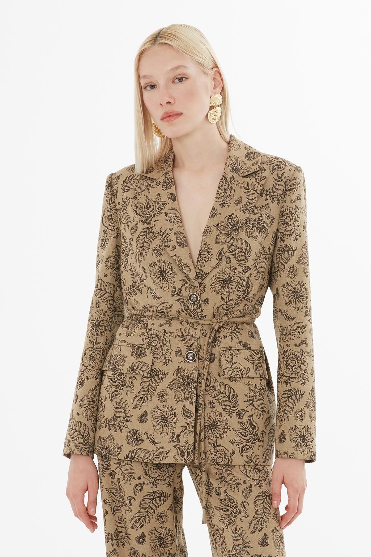 Bağlamalı Desenli Ceket Ve Pileli Pantolonlu Camel Takım
