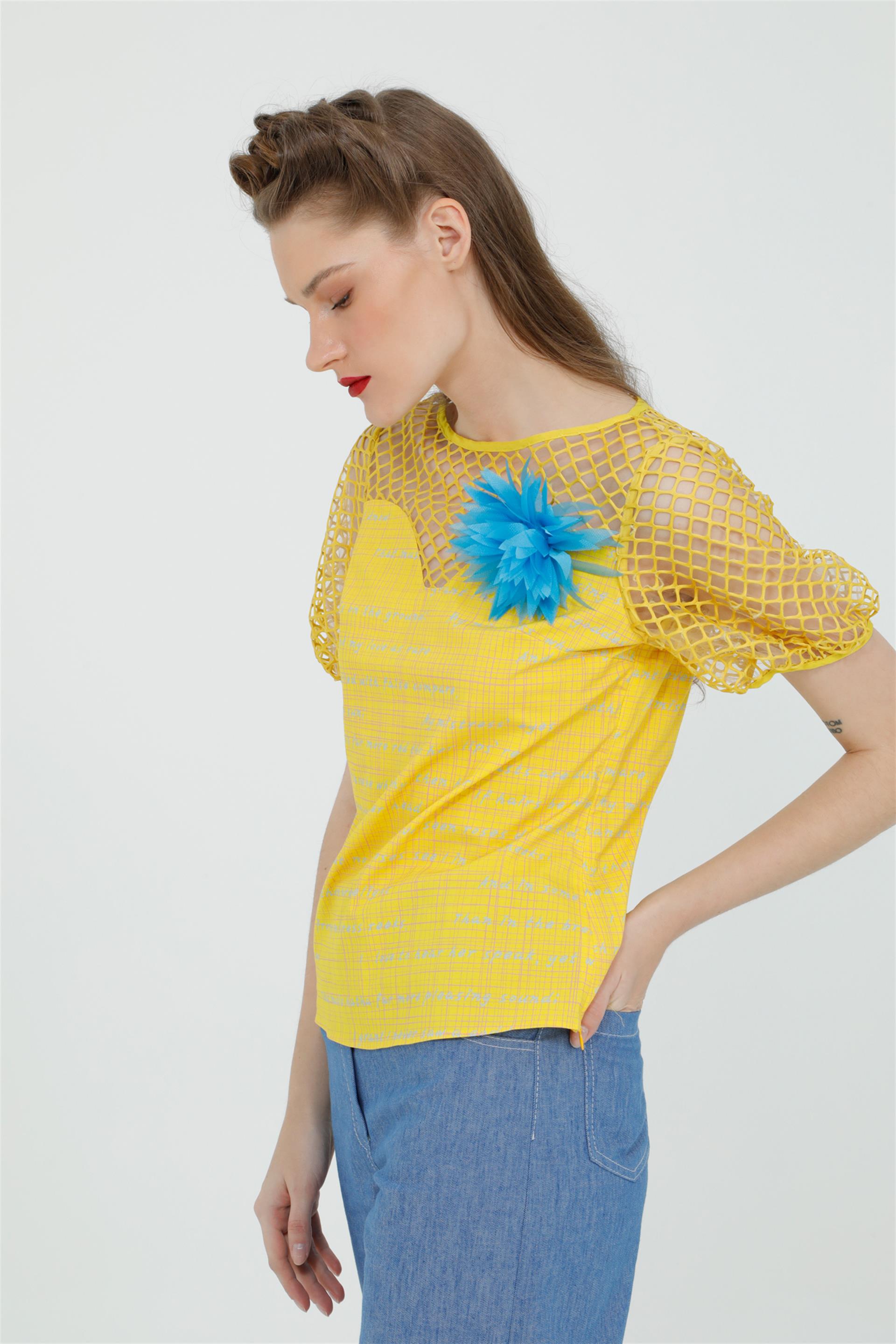 Balon Kollu File Detaylı Çiçek Broşlu Kırmızı Bluz