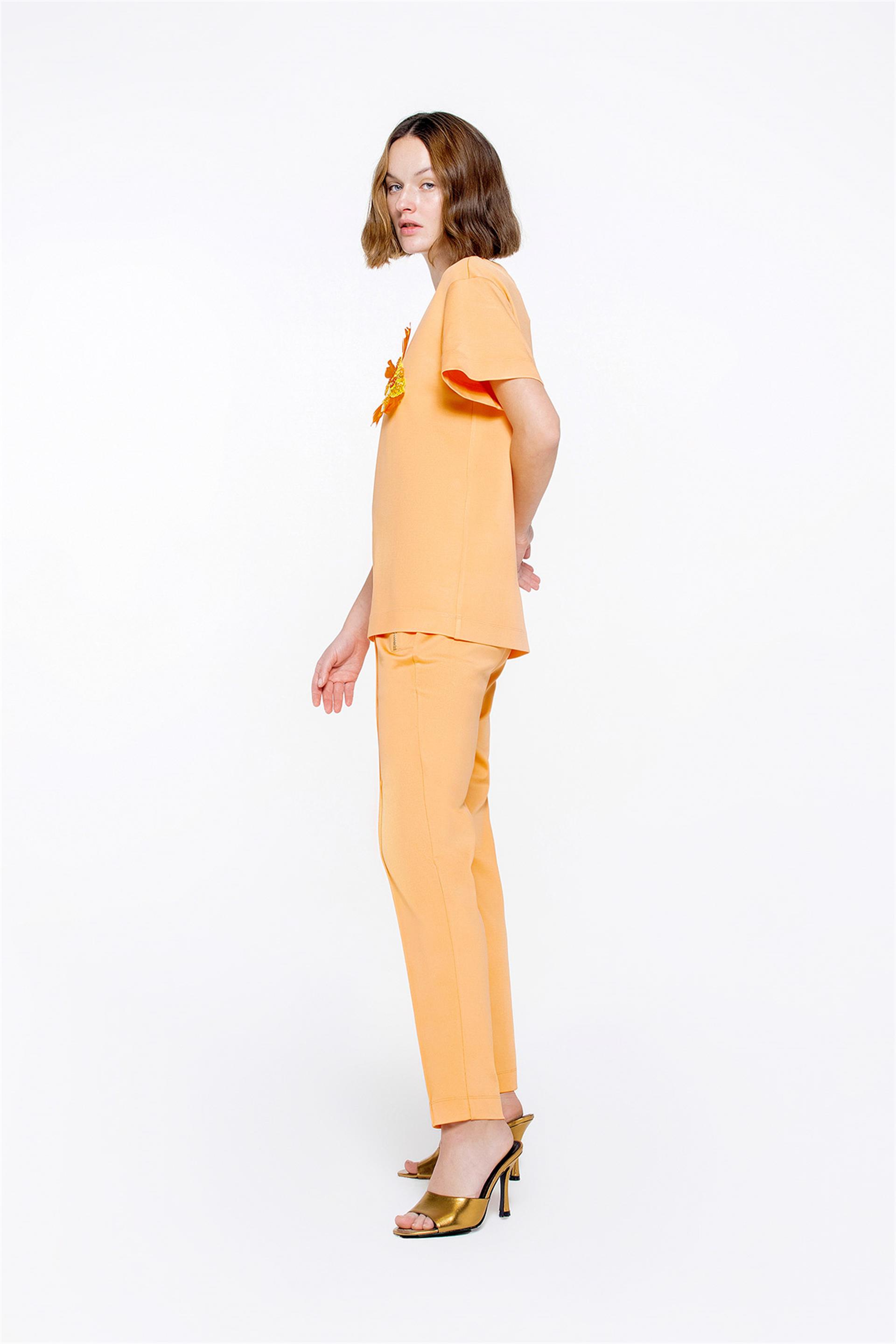 Aplike Nakış Detaylı Yakası Ribanalı Basic Siyah Tshirt