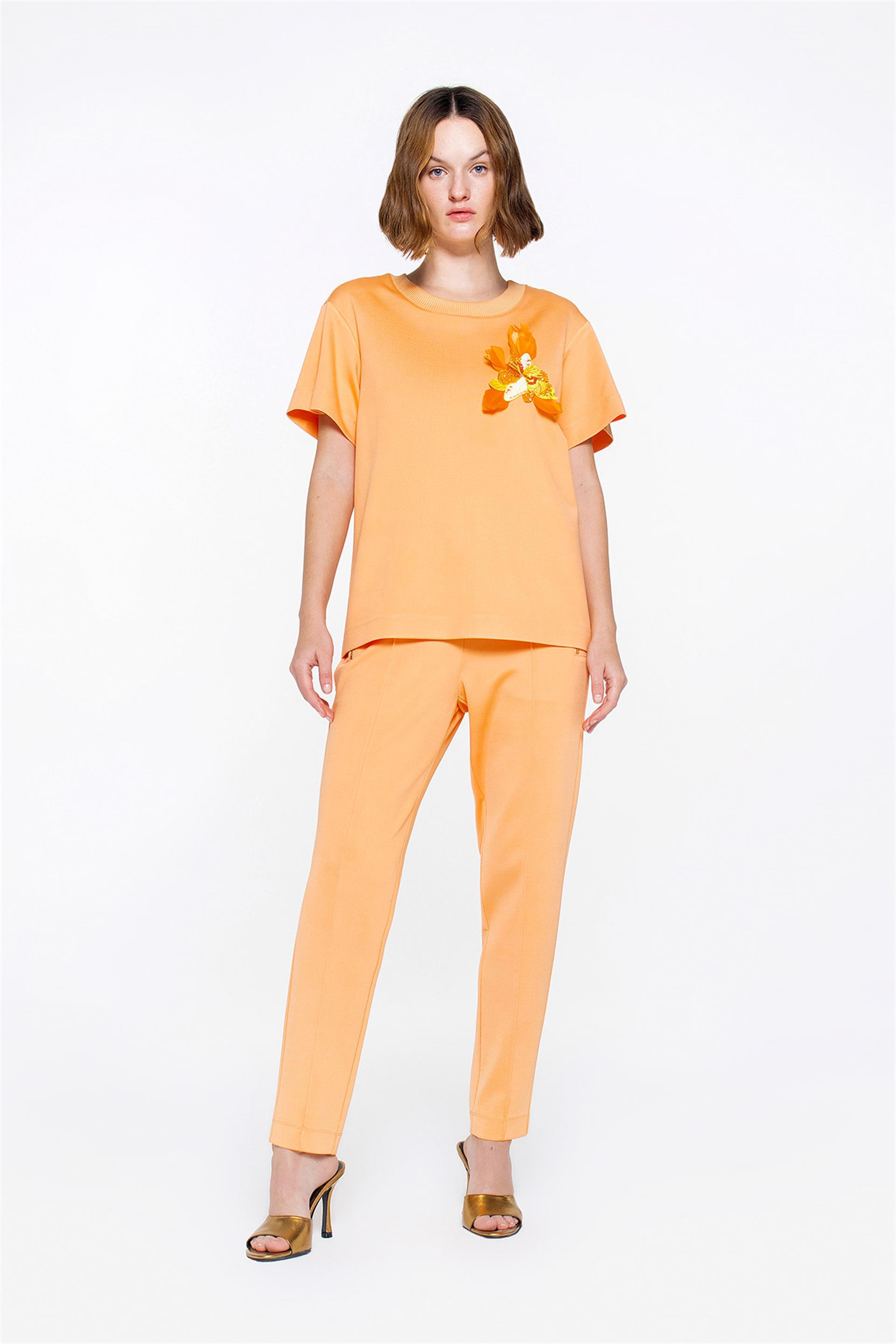 Aplike Nakış Detaylı Yakası Ribanalı Basic Siyah Tshirt