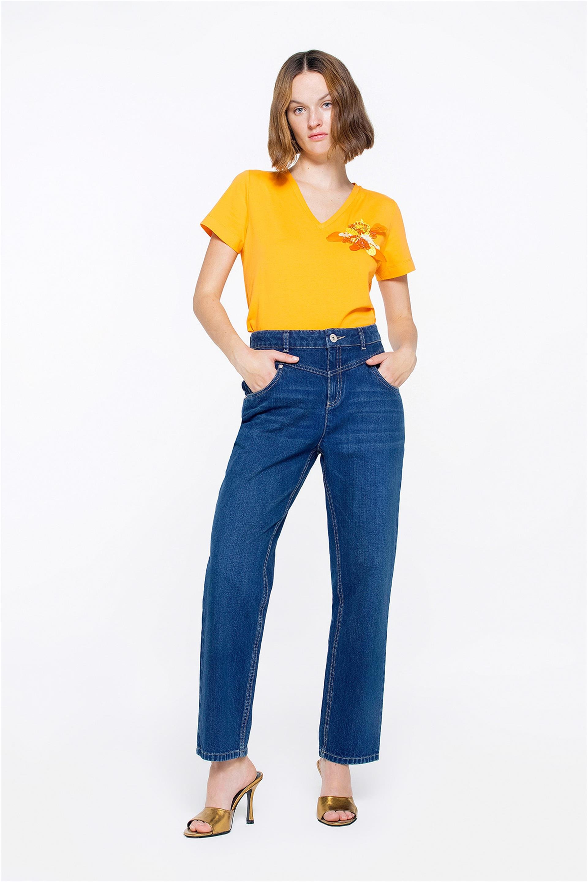 Aplike Nakış Detaylı V Yaka Basic Siyah Tshirt