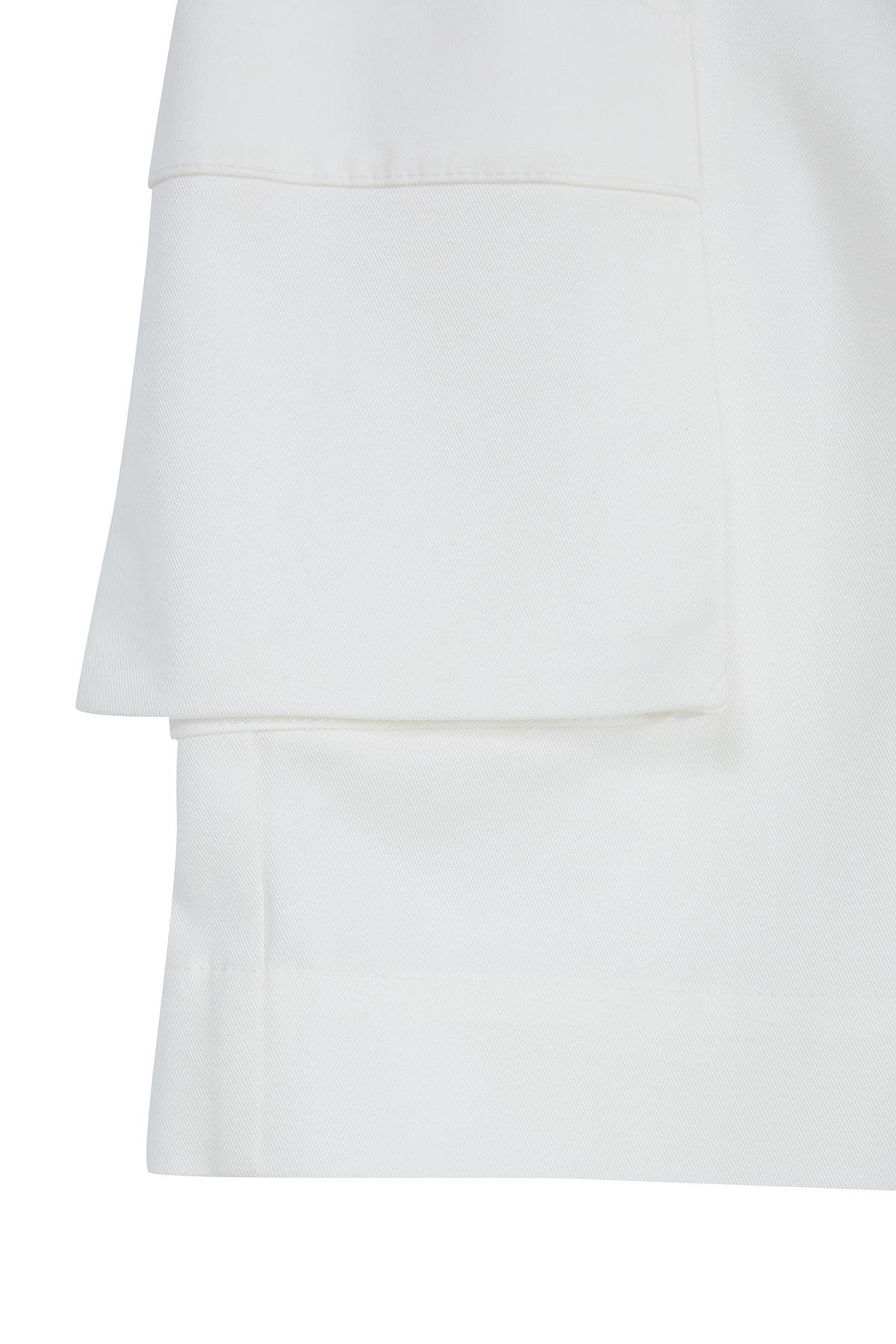 Belden Lastikli Yanlarda Cep Detaylı Ekru Şort