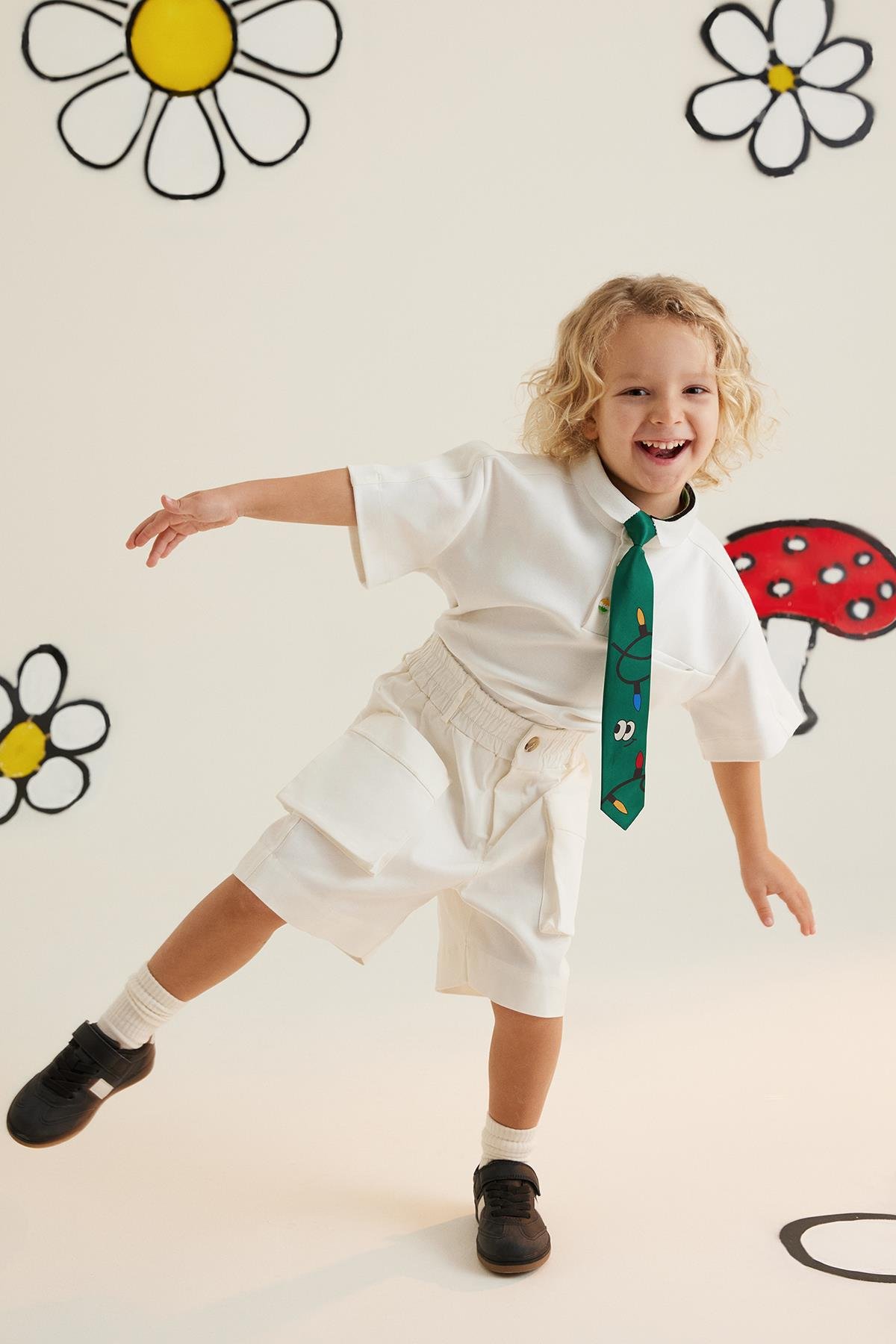 Belden Lastikli Yanlarda Cep Detaylı Ekru Şort