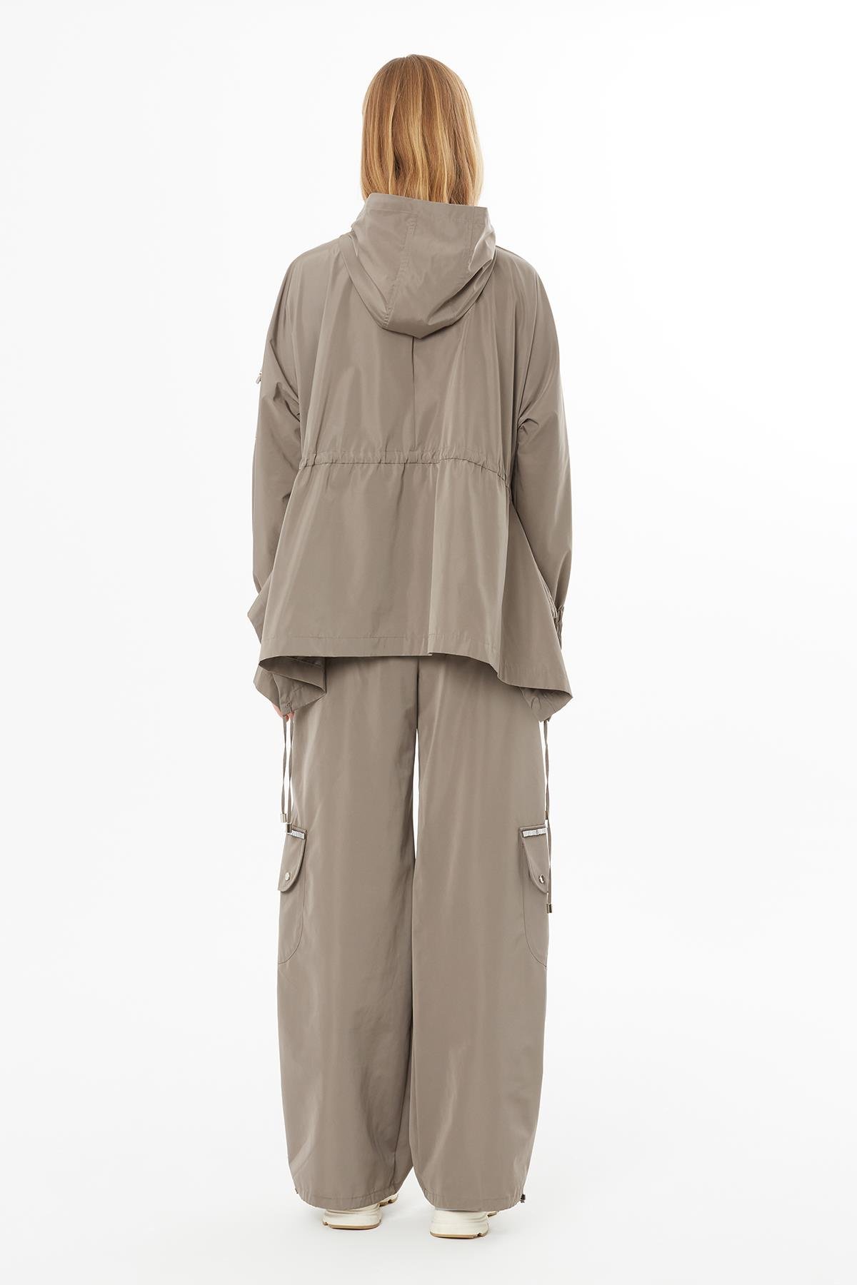 Beli Bağcıklı Büzgü Detaylı İşlemeli Gri Yağmurluk