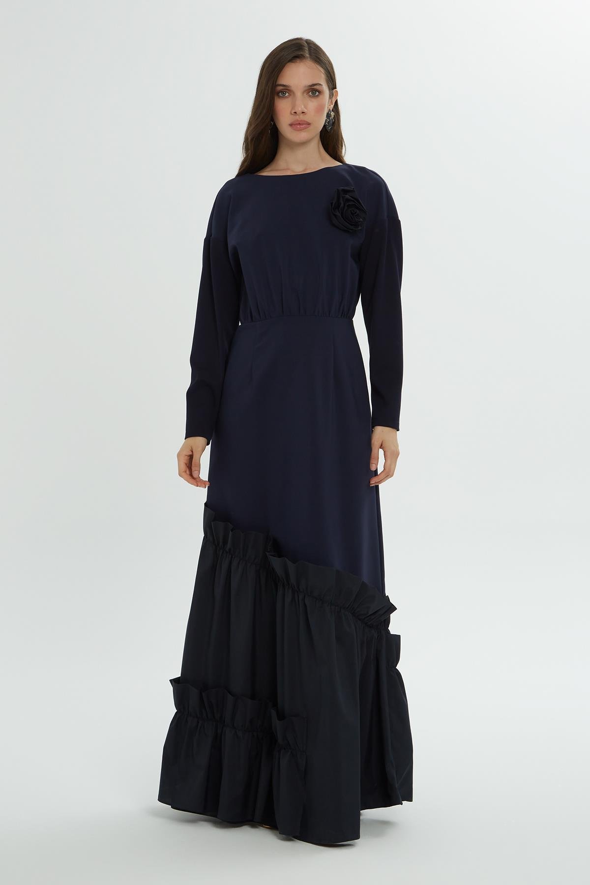 Beli Büzgülü Eteği Volanlı Yakası Gül Broş Lacivert Uzun Elbise