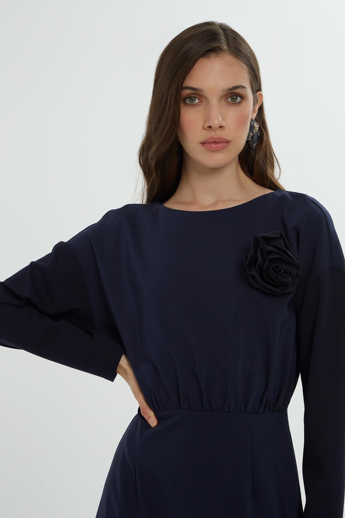 Beli Büzgülü Eteği Volanlı Yakası Gül Broş Lacivert Uzun Elbise