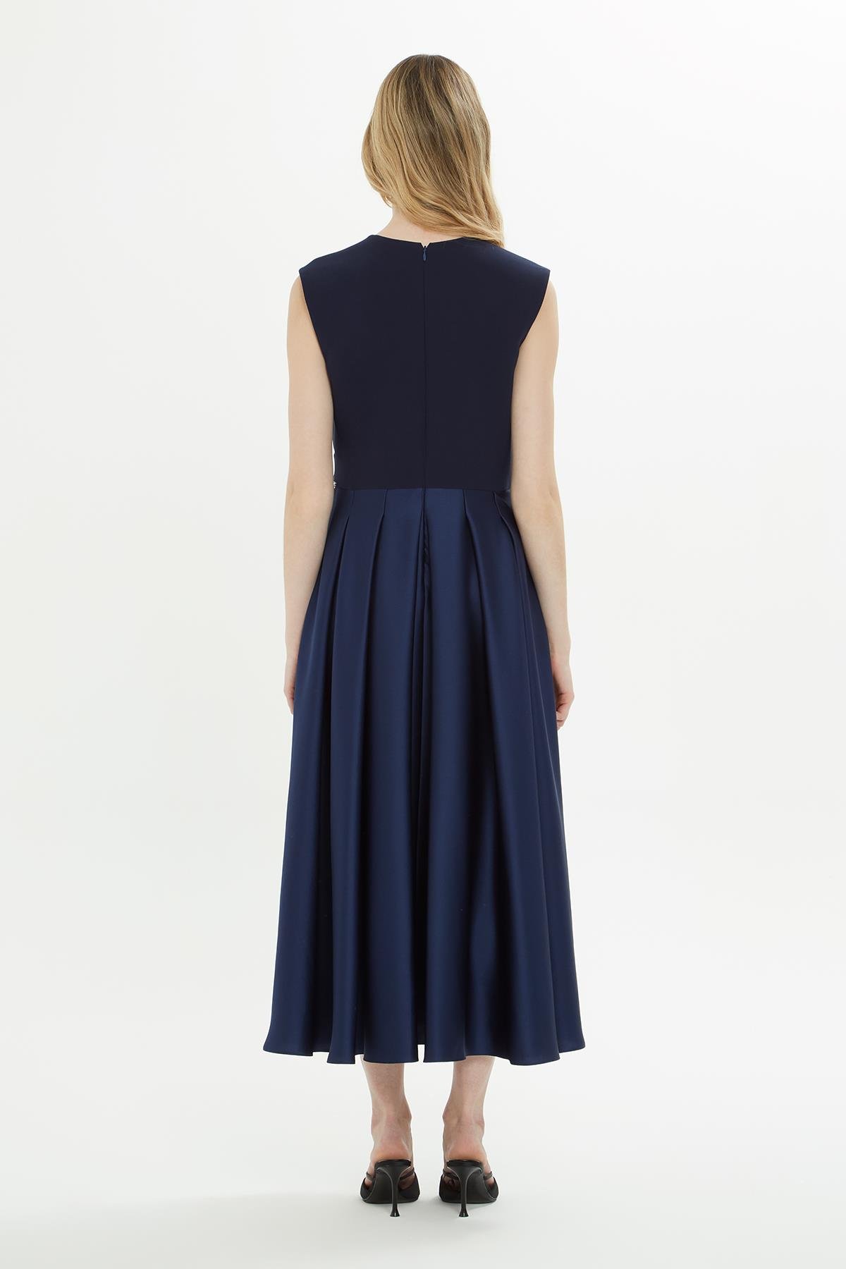 Beli İncili Pili Katlamalı Lacivert Elbise