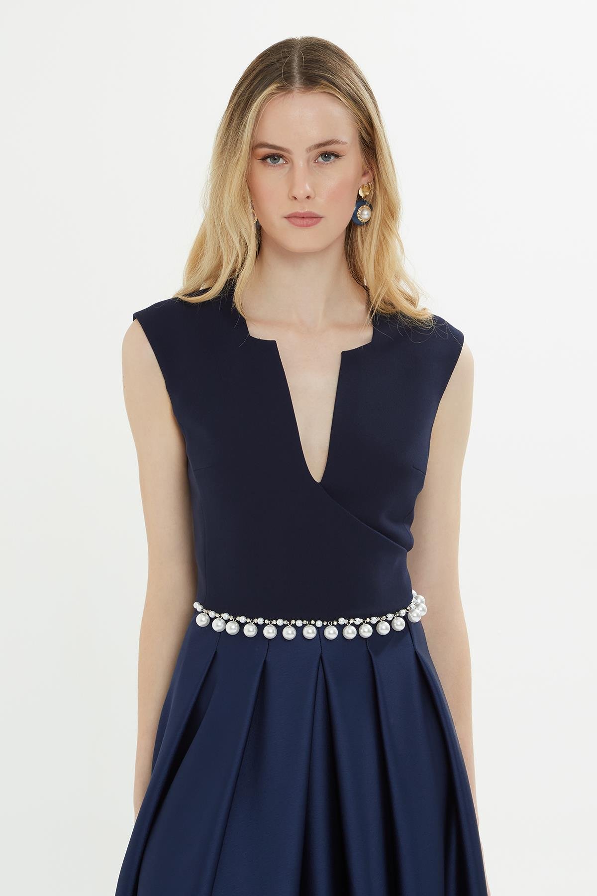 Beli İncili Pili Katlamalı Lacivert Elbise