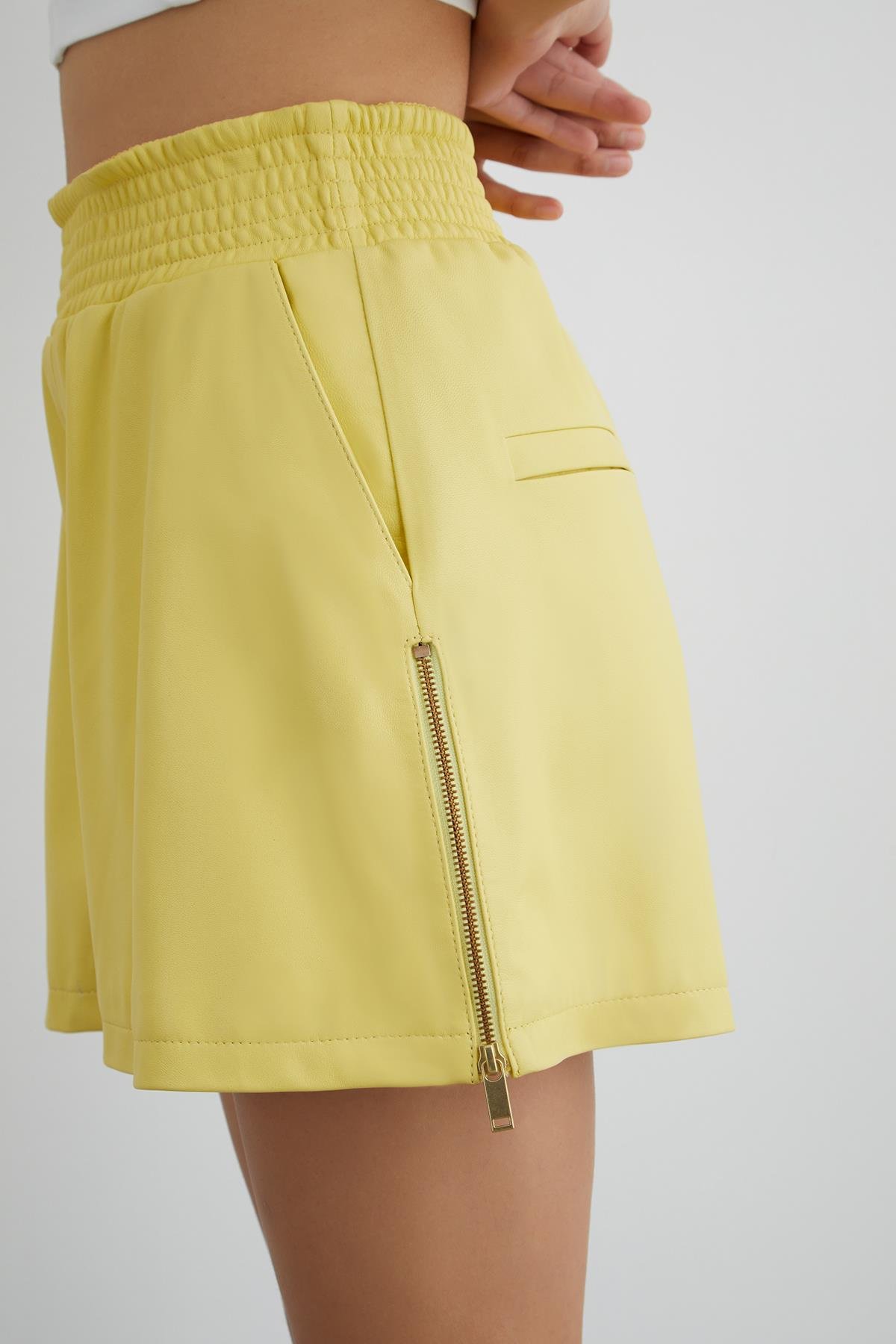 Beli Lastikli Yandan Fermuar Yırtmaçlı Pembe Deri Şort