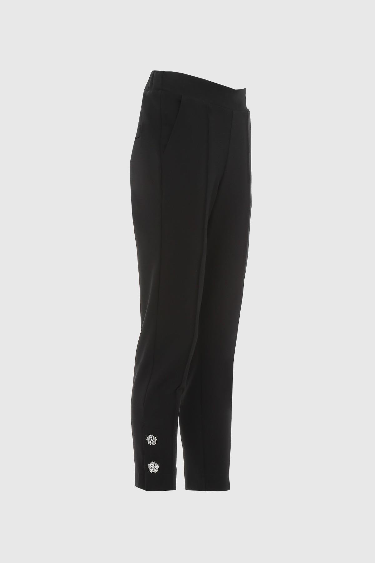 Bilekleri İşleme Detaylı Siyah Pantolon